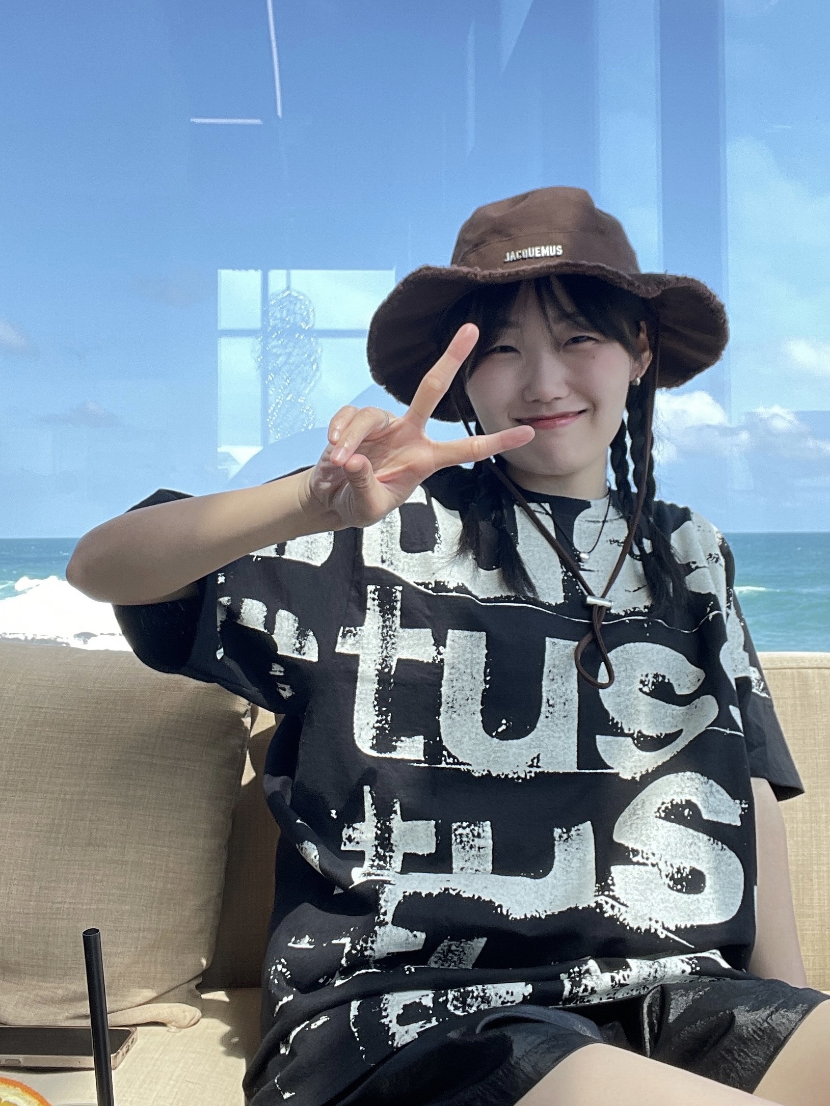 Stussy Stamp T-shirt Black, Jacquemus Le Bob Artichaut Bucket Hat Brown 착용 스타일