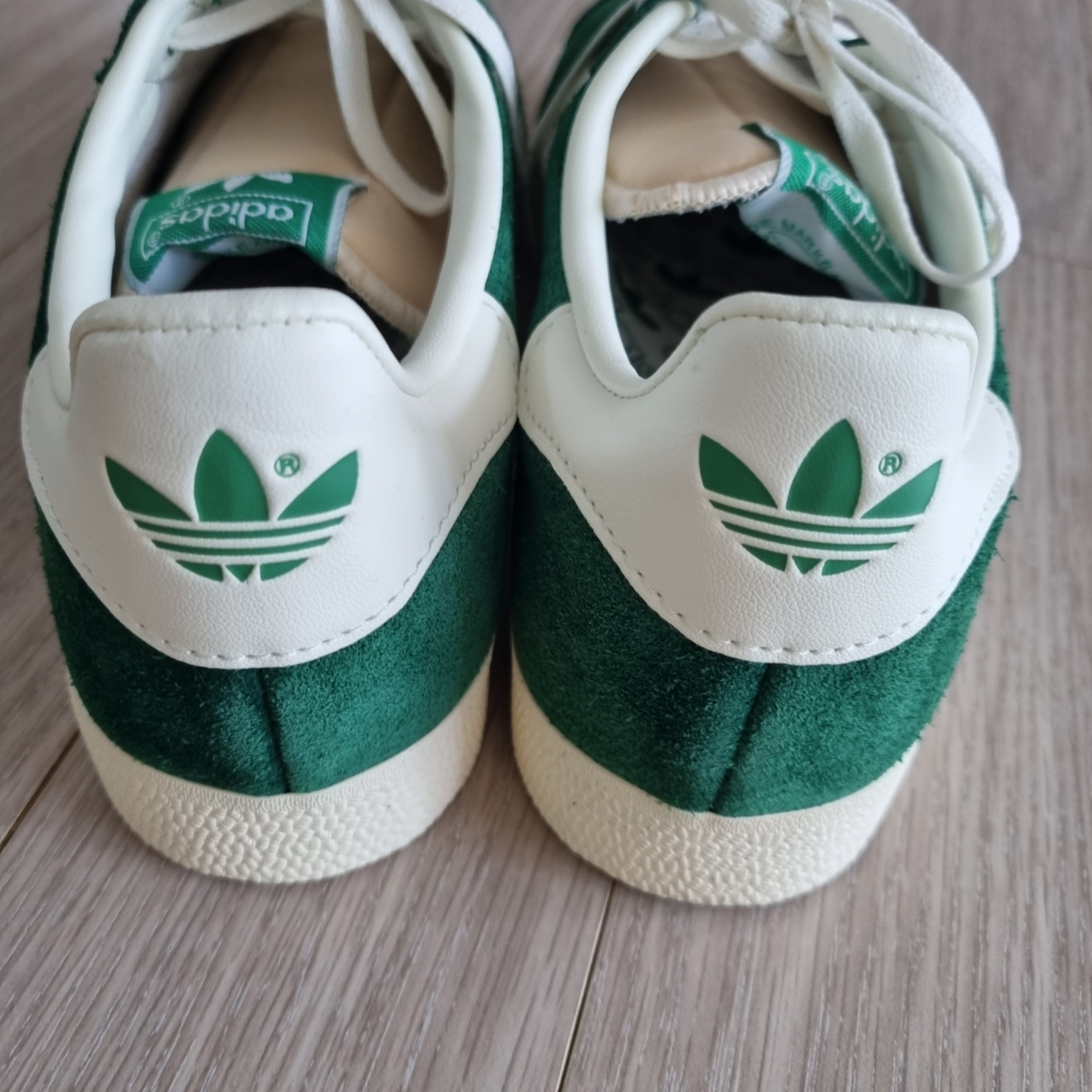 Adidas Gazelle Dark Green Cream White 착용 스타일 - 2