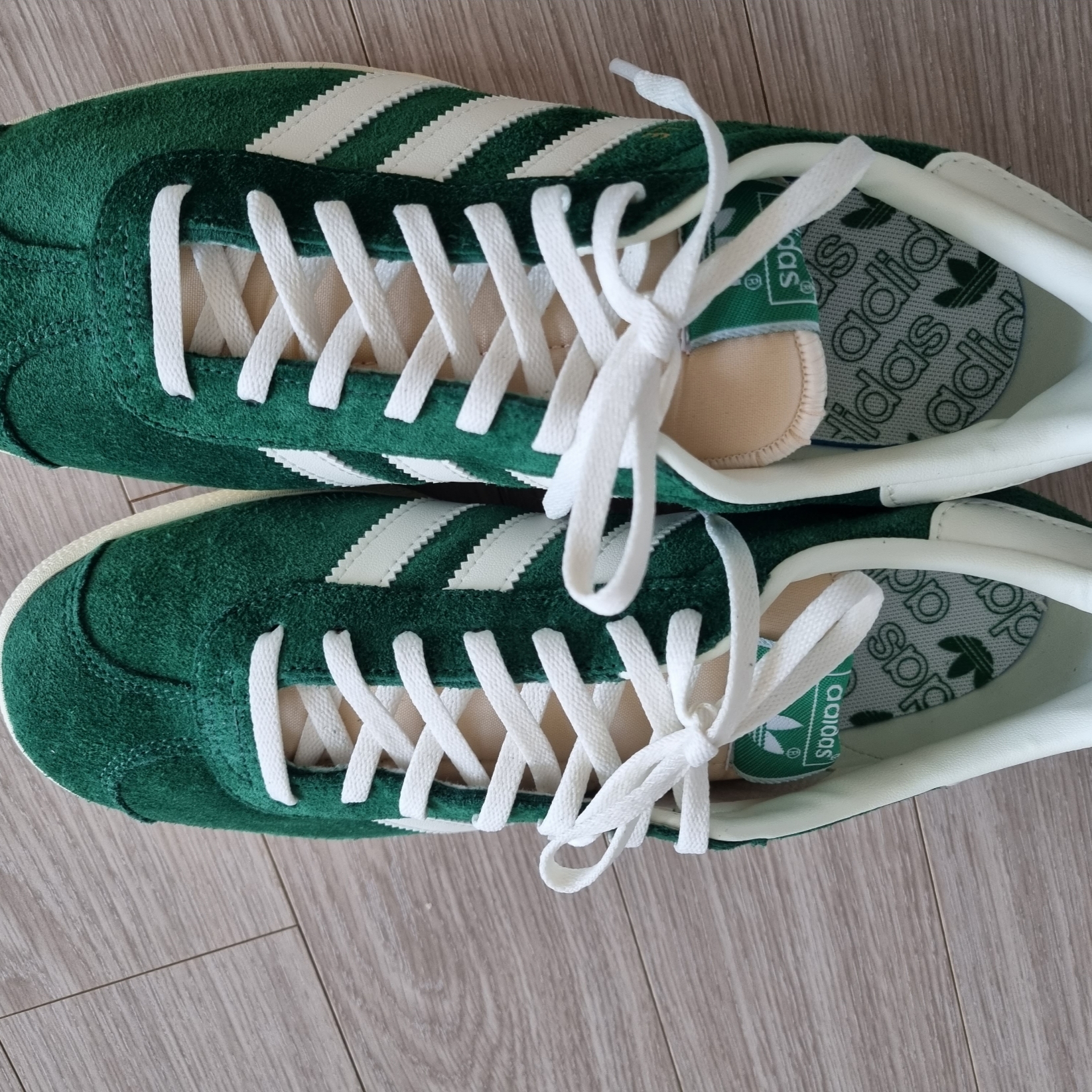 Adidas Gazelle Dark Green Cream White 착용 스타일 - 4