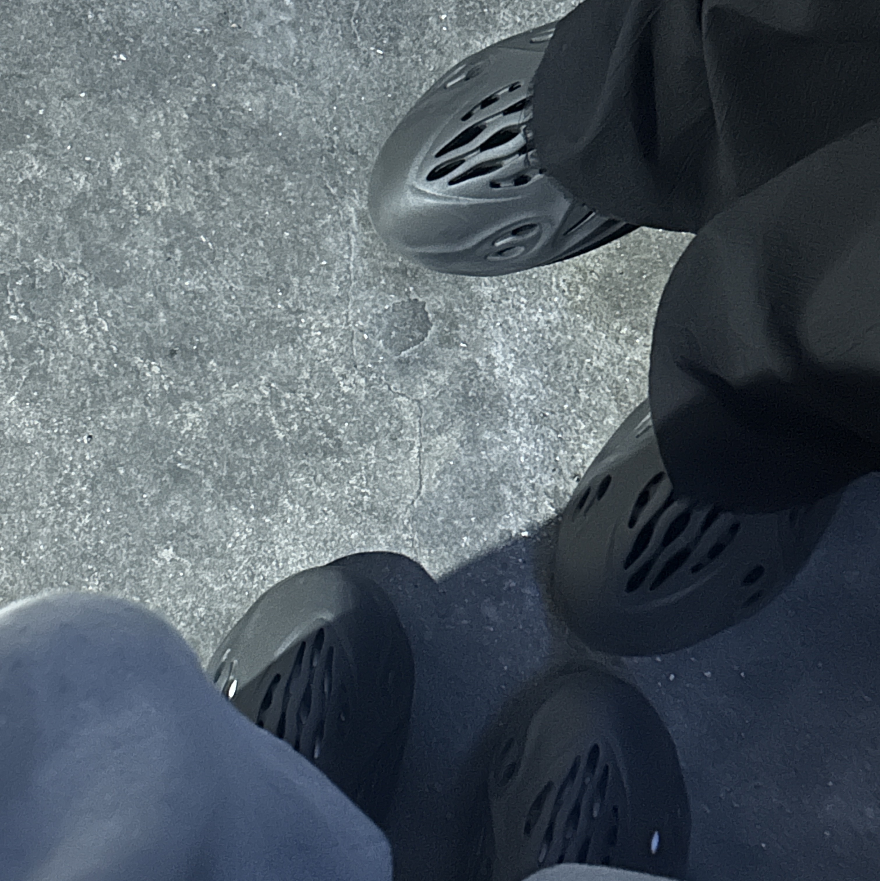 Adidas Yeezy Foam RNNR Onyx 착용 스타일