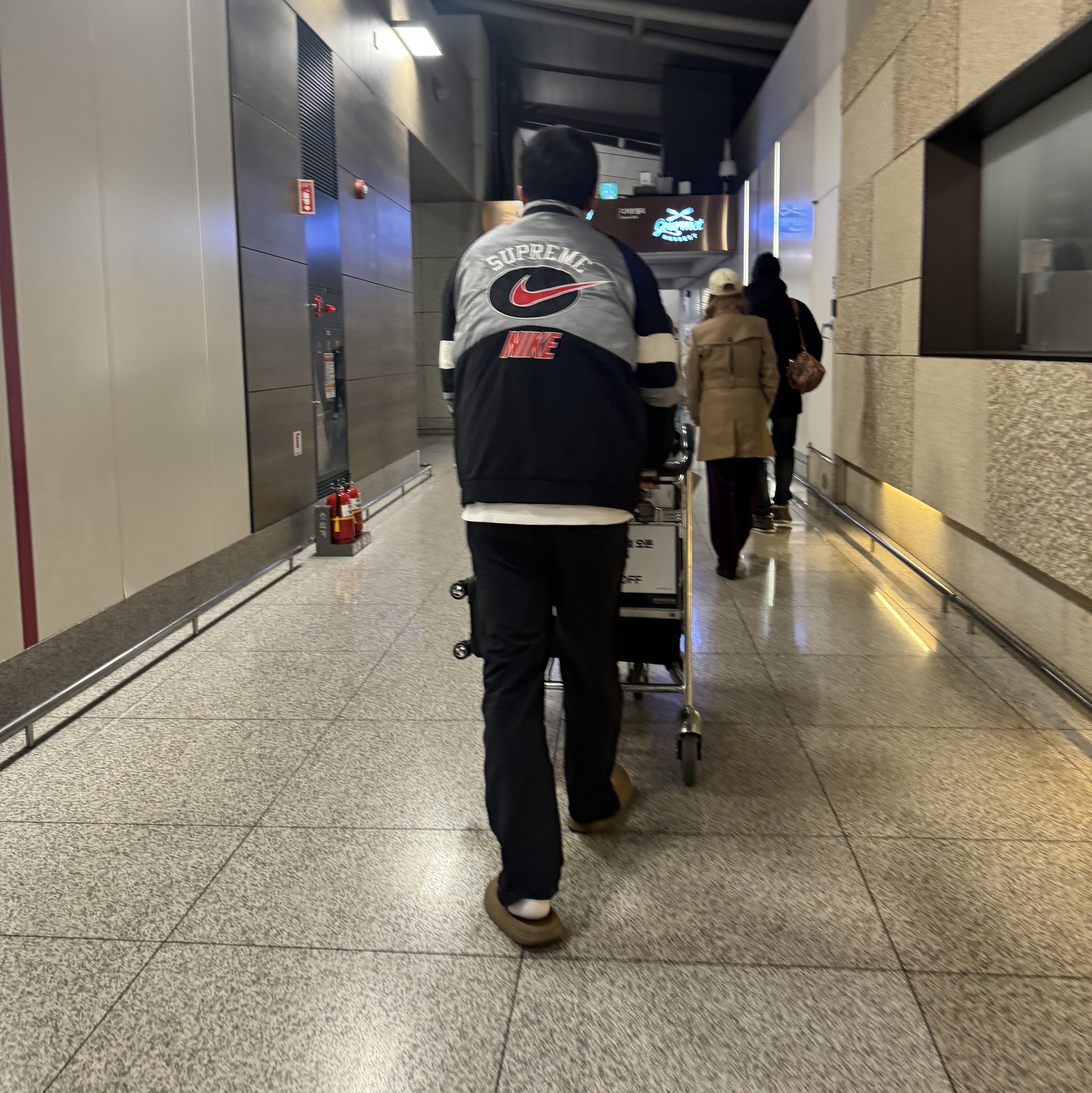 Supreme x Nike Hooded Sport Jacket Silver - 19SS, Adidas Yeezy Slide Ochre 착용 스타일