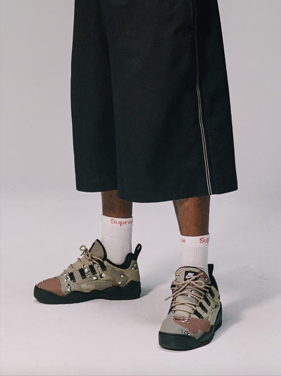 Nike x Supreme SB Darwin Low Desert Camo 착용 스타일