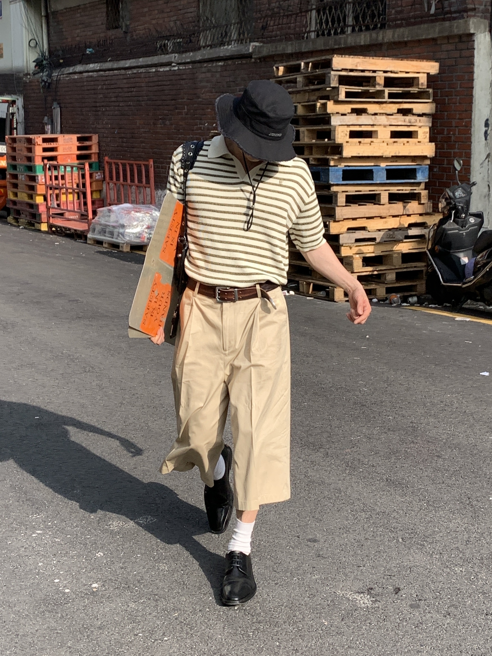 Jacquemus Le Bob Artichaut Bucket Hat Black, Our Legacy Double Tongue Belt Mahogany 착용 스타일 - 3
