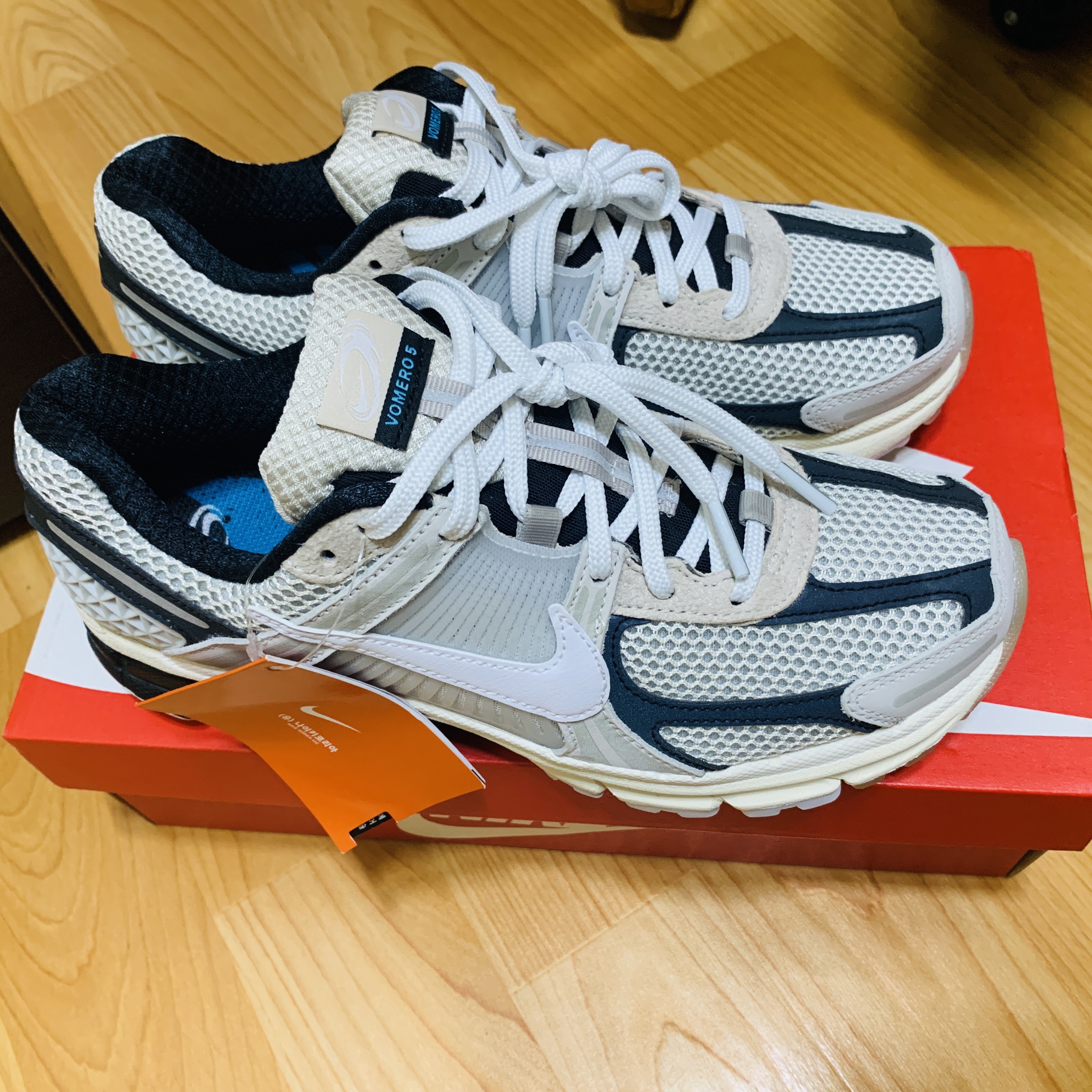 Nike Zoom Vomero 5 Light Bone and Black 착용 스타일 - 1