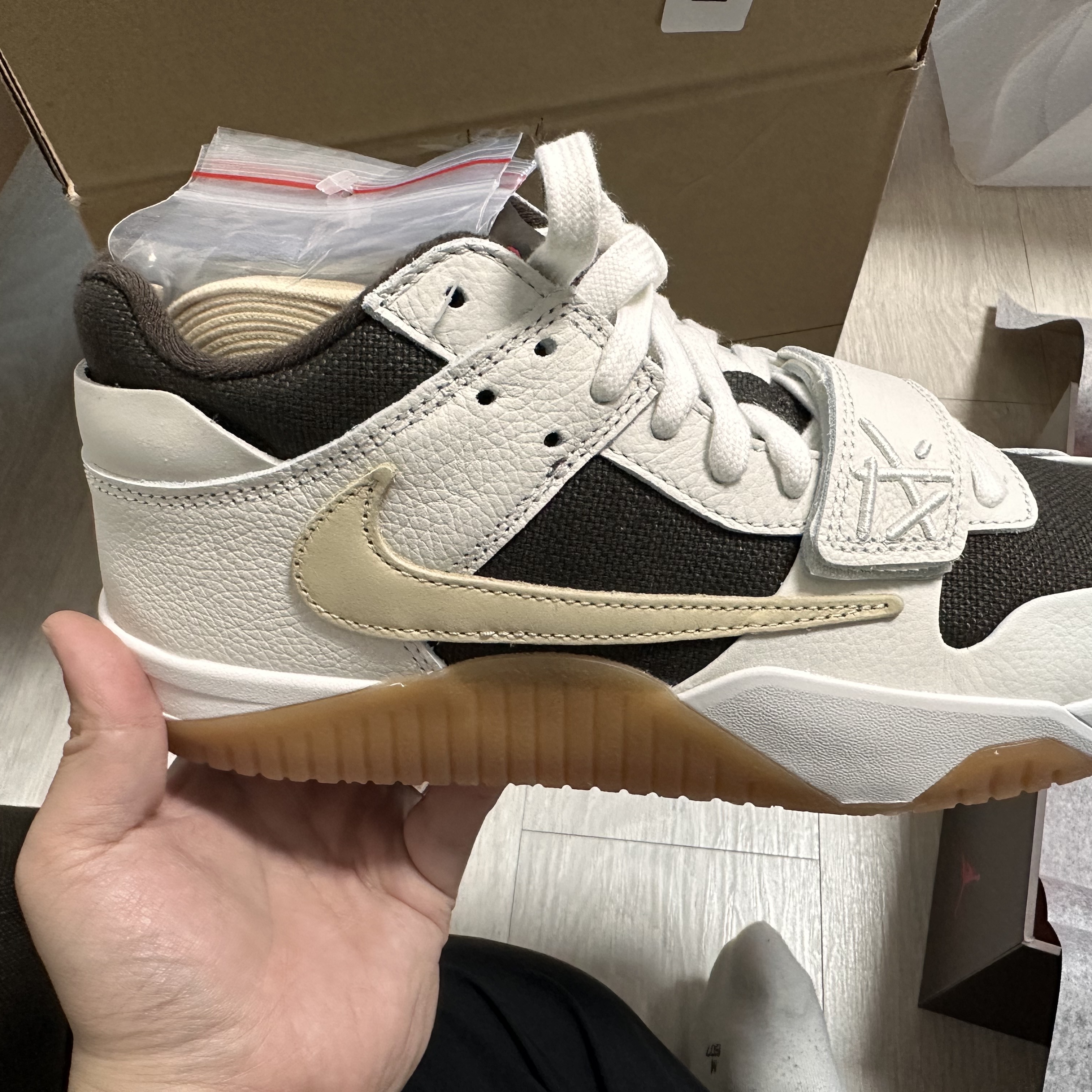 Jordan x Travis Scott Jumpman Jack TR Sail and Dark Mocha 착용 스타일 - 3