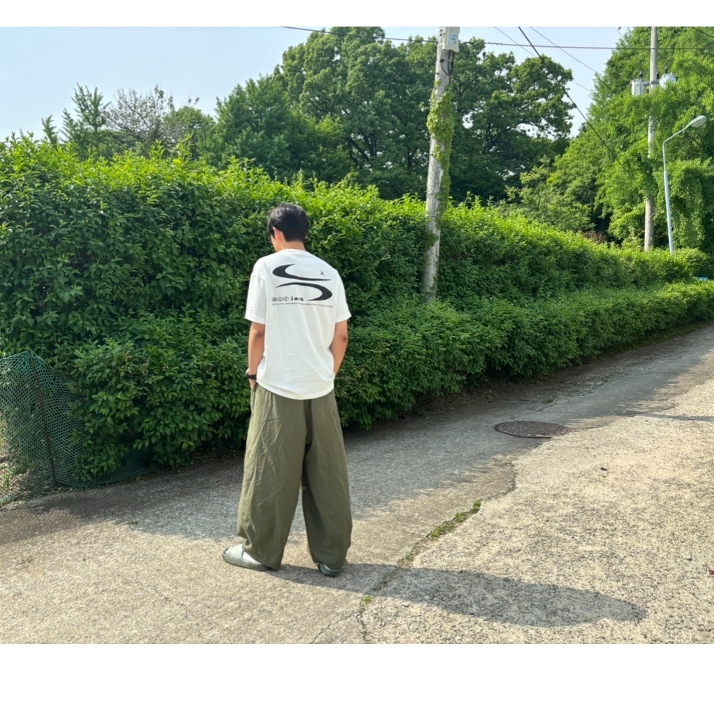 Jordan x Travis Scott T-Shirts Sail (DZ5510-133), Adidas Adilette 22 Silver Green 착용 스타일