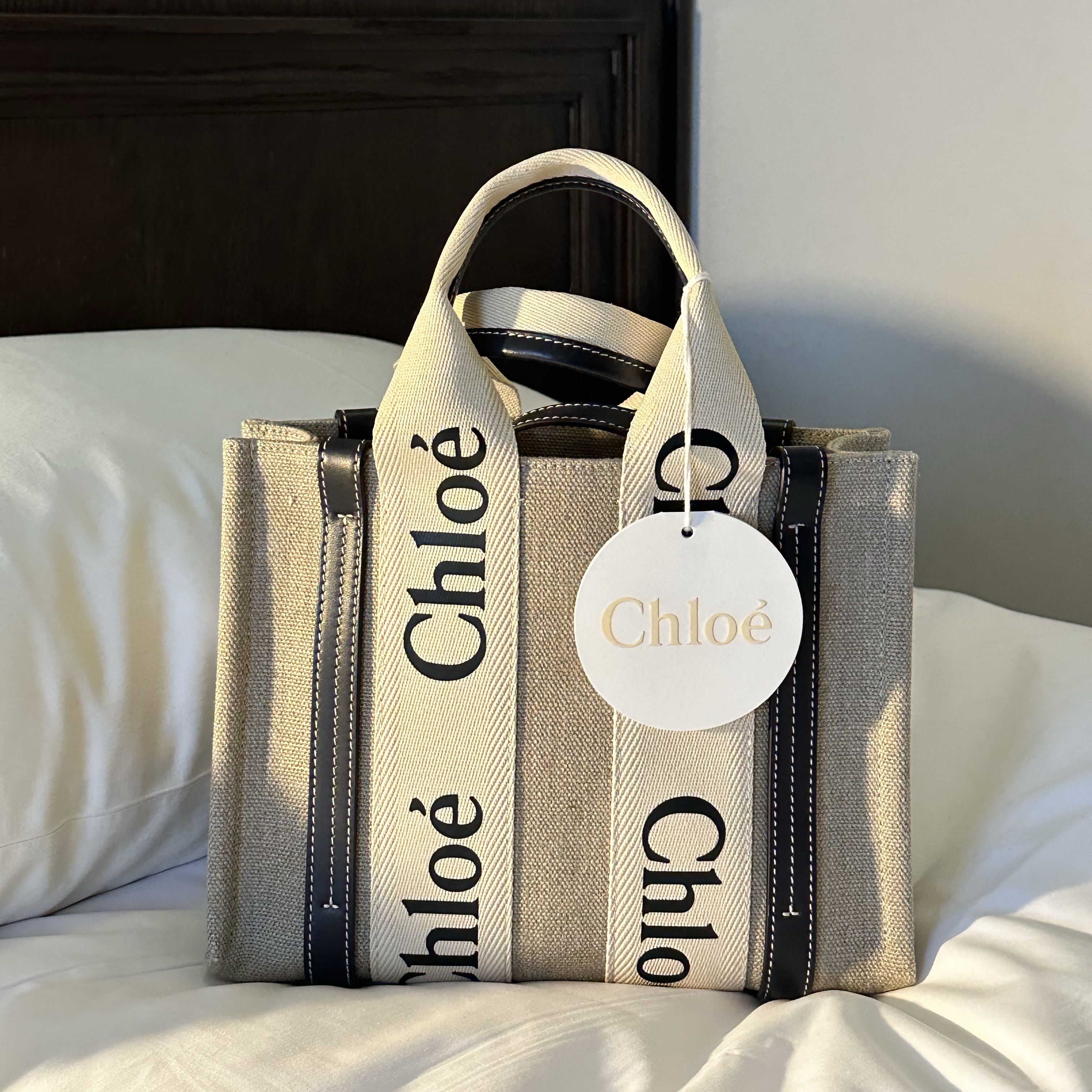 Chloe Woody Small Strap Tote Bag Navy 착용 스타일