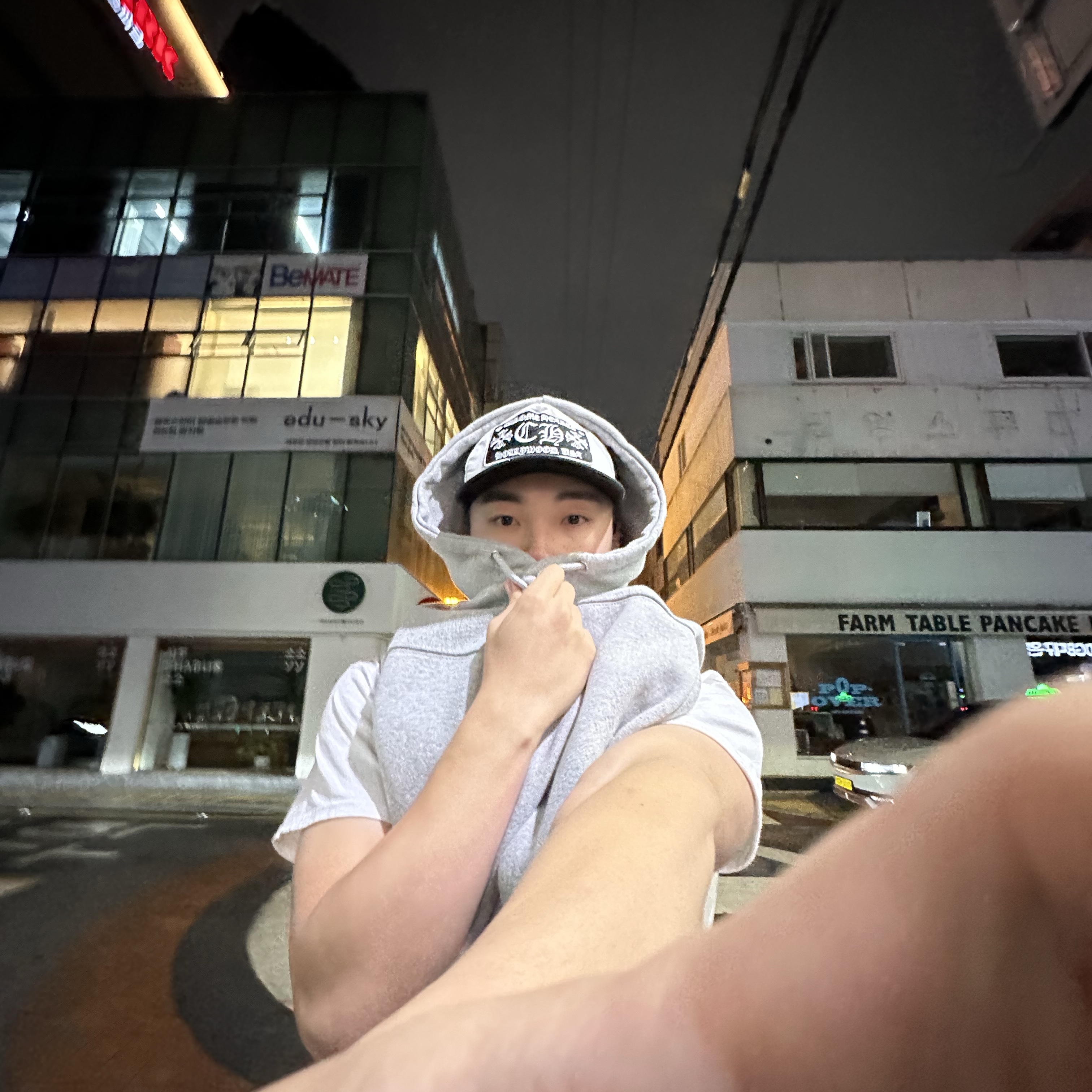 Chrome Hearts CH Hollywood Trucker Hat Black White 착용 스타일 - 2