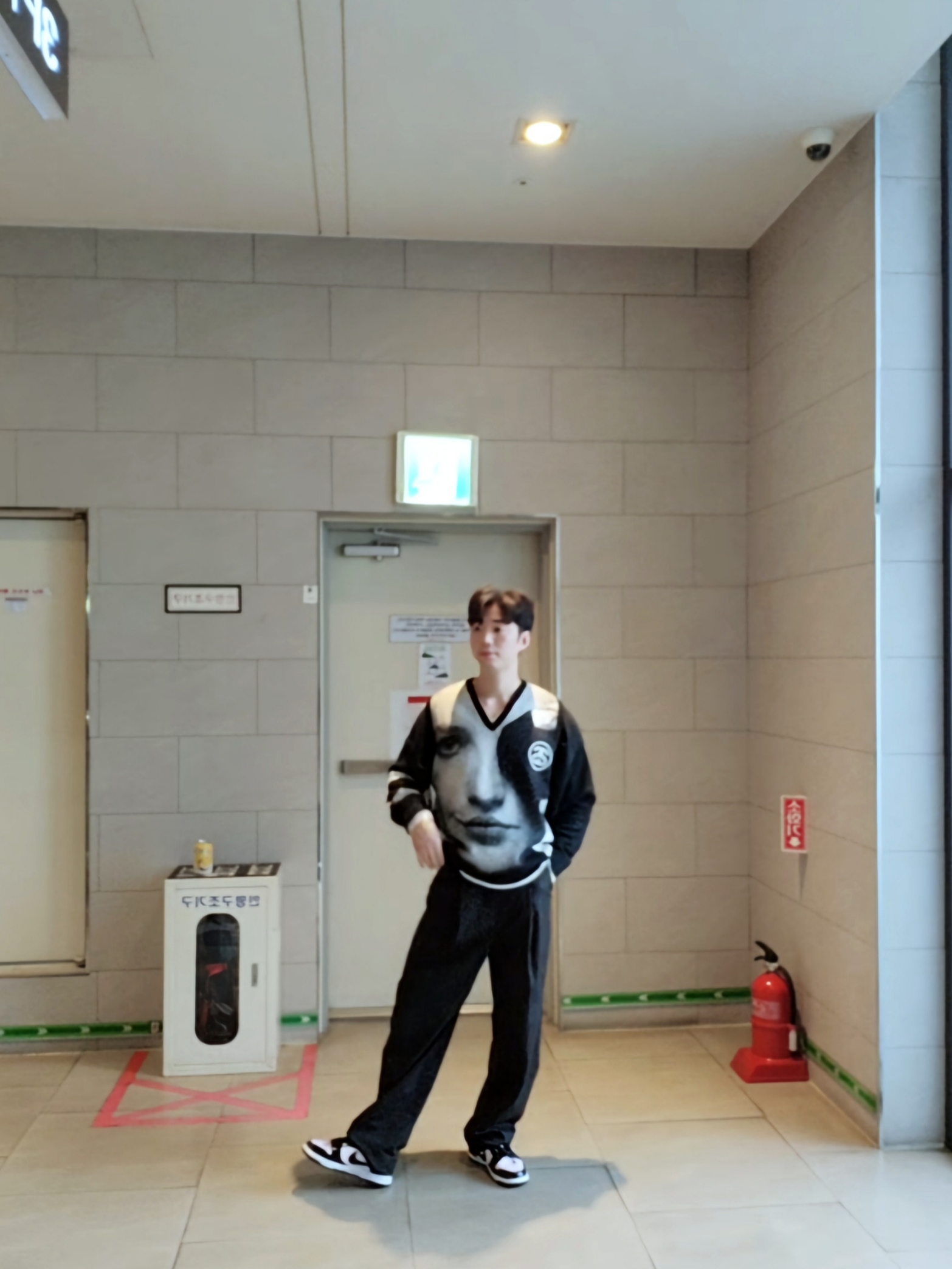 Stussy Photo Jacquard Vest Black, Zara x Ader Error Tapered Trousers Black 착용 스타일 - 3