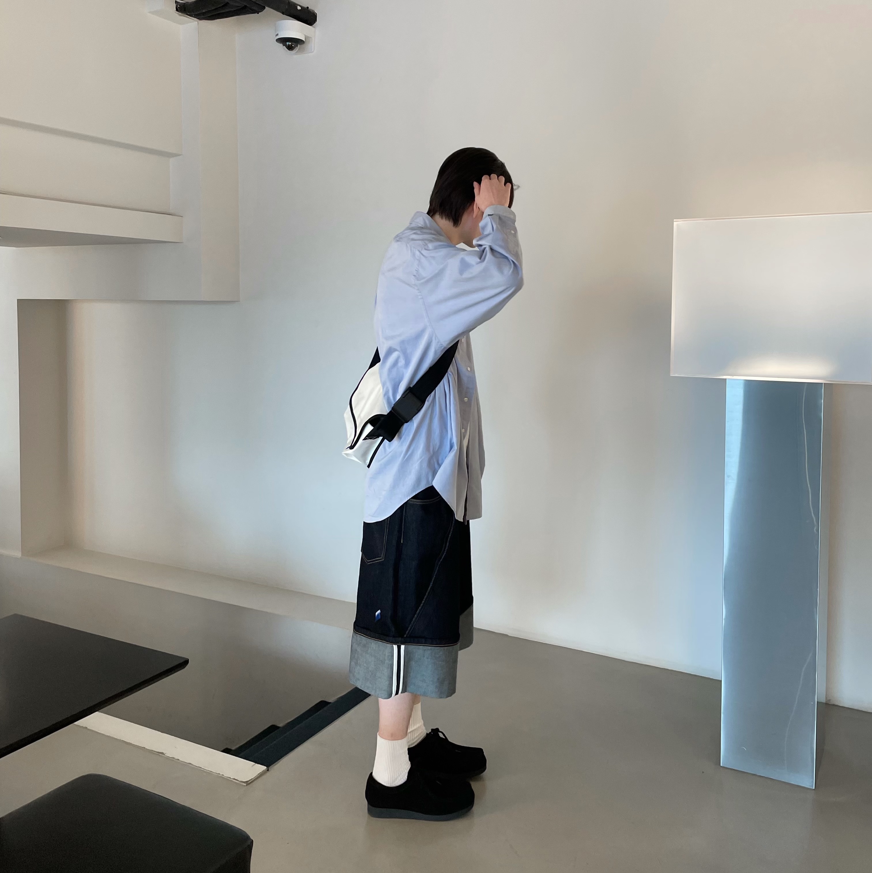 GU Real Leather Moccasin Shoes Black, Ader Error Small Trace Esty Messanger Bag White 착용 스타일 - 3