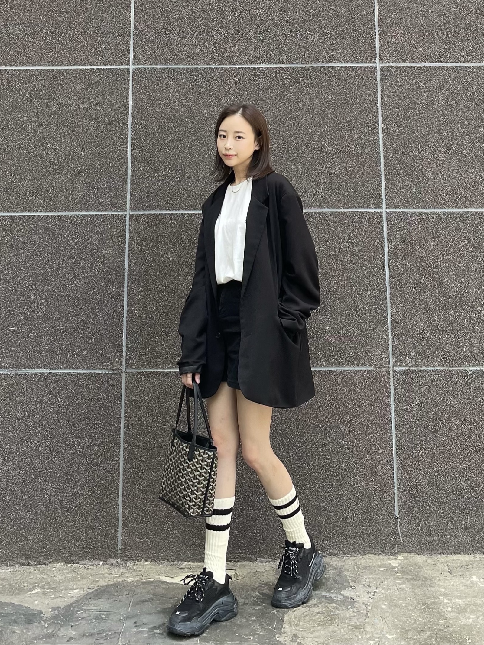 Maison Kitsune Double Fox Head Patch Classic T-Shirt Latte, Goyard Anjou Mini Bag Black 착용 스타일 - 2