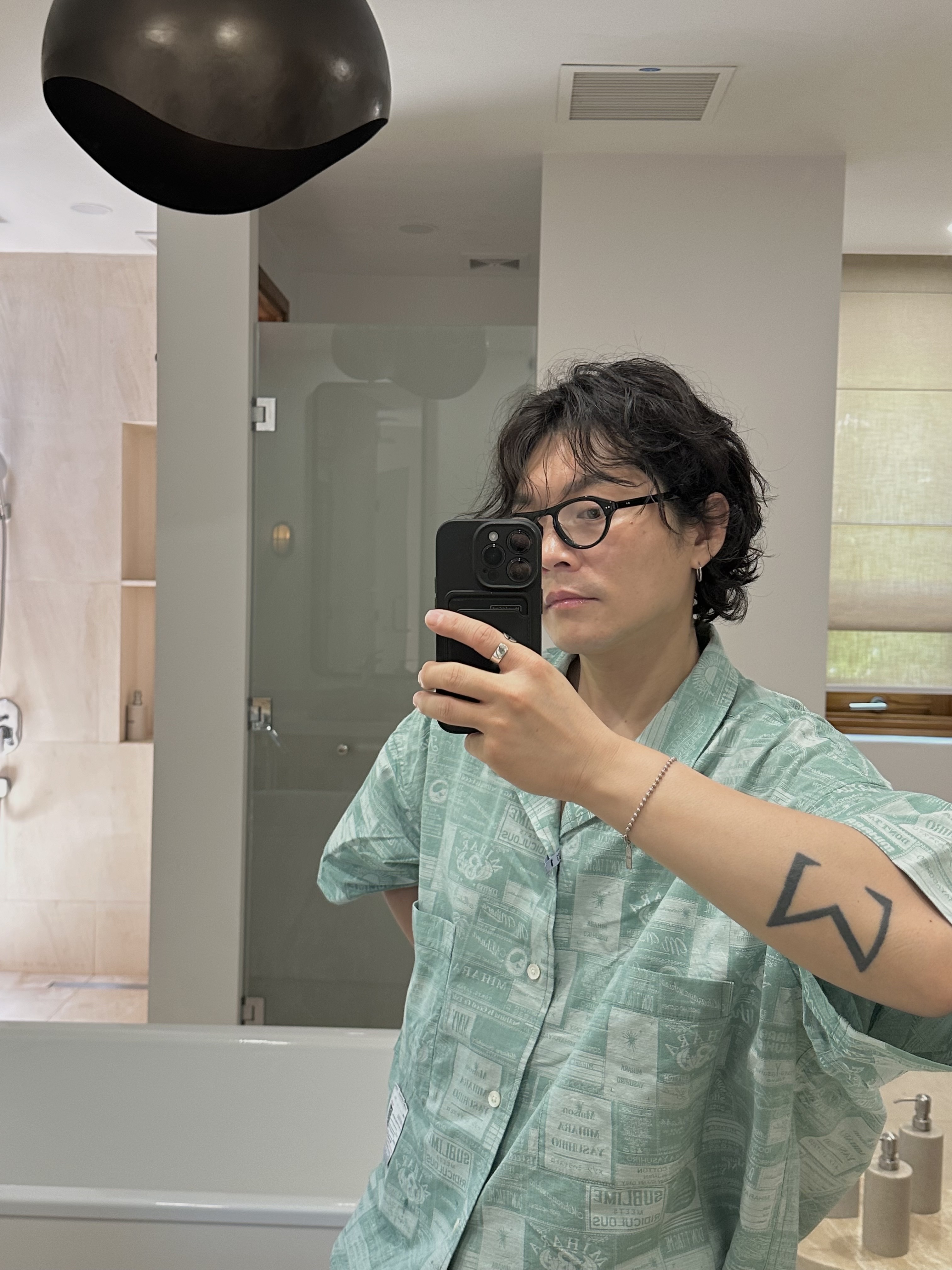 Gentle Monster x Maison Margiela MM112 Black Clear, Oofos x Takahiromiyashita The Soloist The Day The Whole World Went Away Flip-Flop Black 착용 스타일 - 3