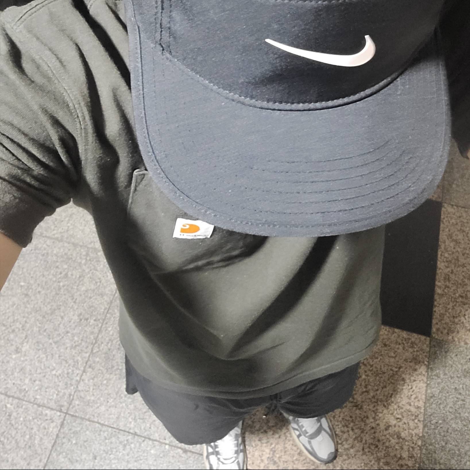 Carhartt Loose Fit Heavyweight Regular Short Sleeve Pocket T-Shirt Black, Nike Dri-Fit Fly Unstructured Swoosh Cap Black 착용 스타일