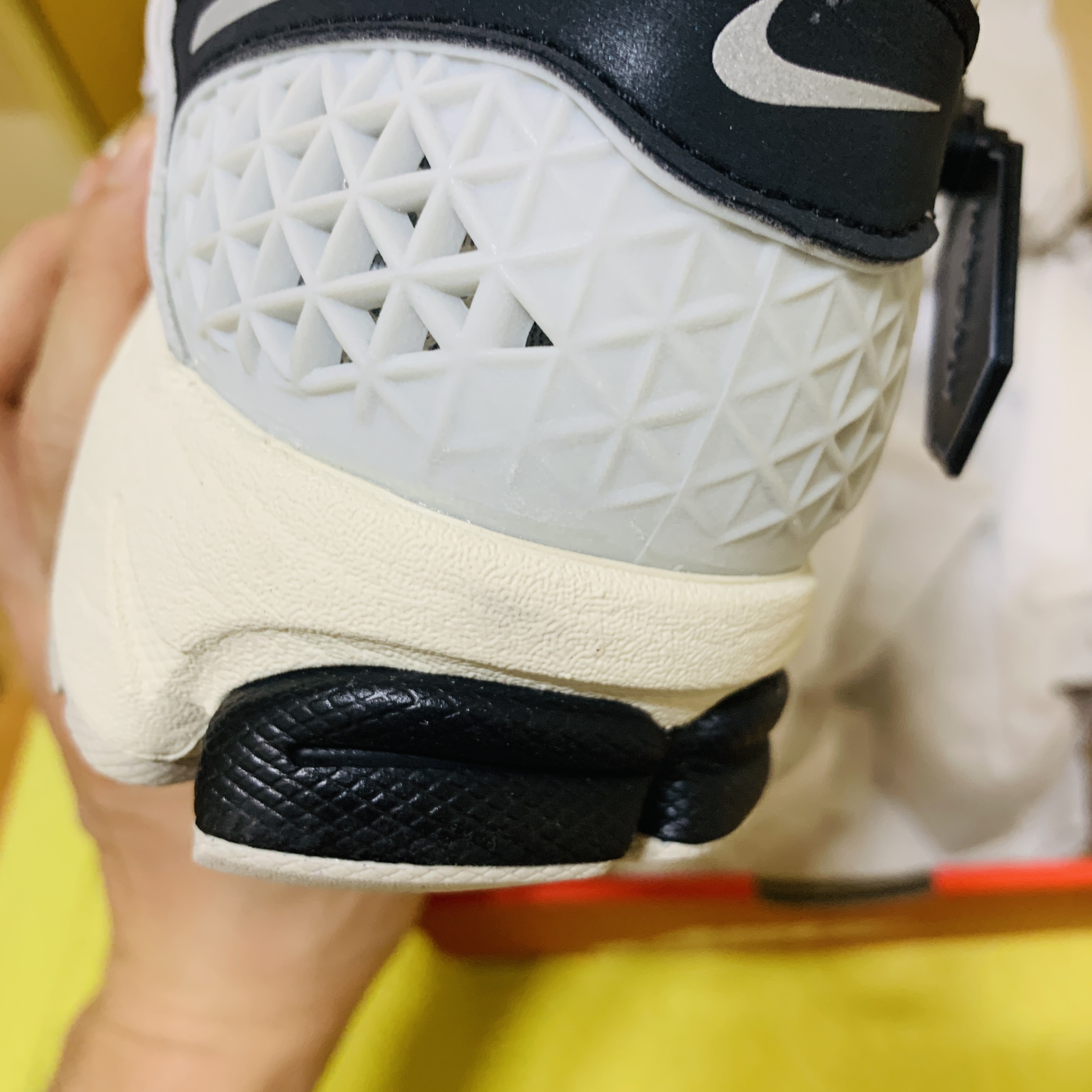 Nike Zoom Vomero 5 Light Bone and Black 착용 스타일 - 2