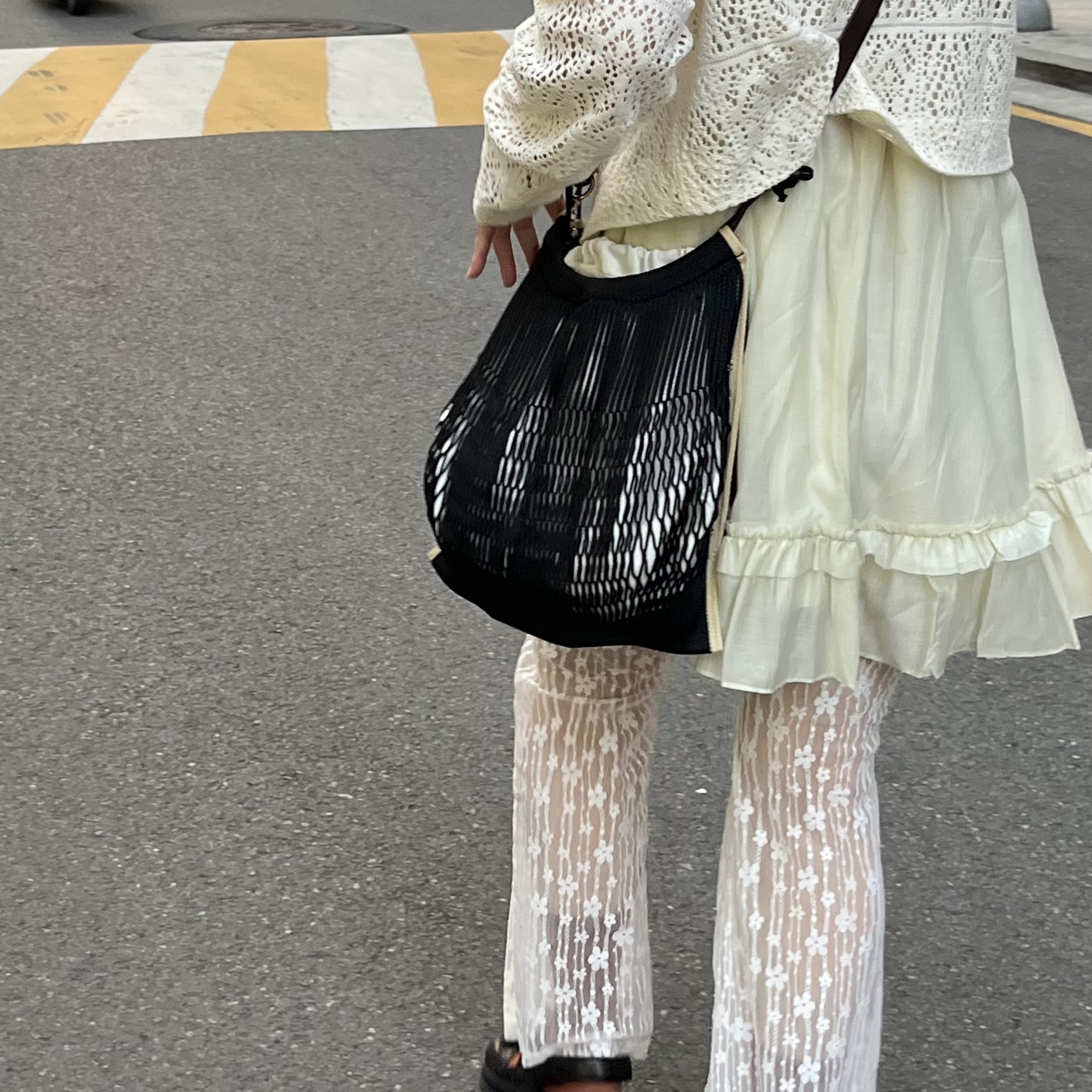 Lemaire Nylon Net Large Crossbody Filt Net Shopping Bag Black, (W) Chanel Sandals Grained Calfskin & Black 착용 스타일 - 2