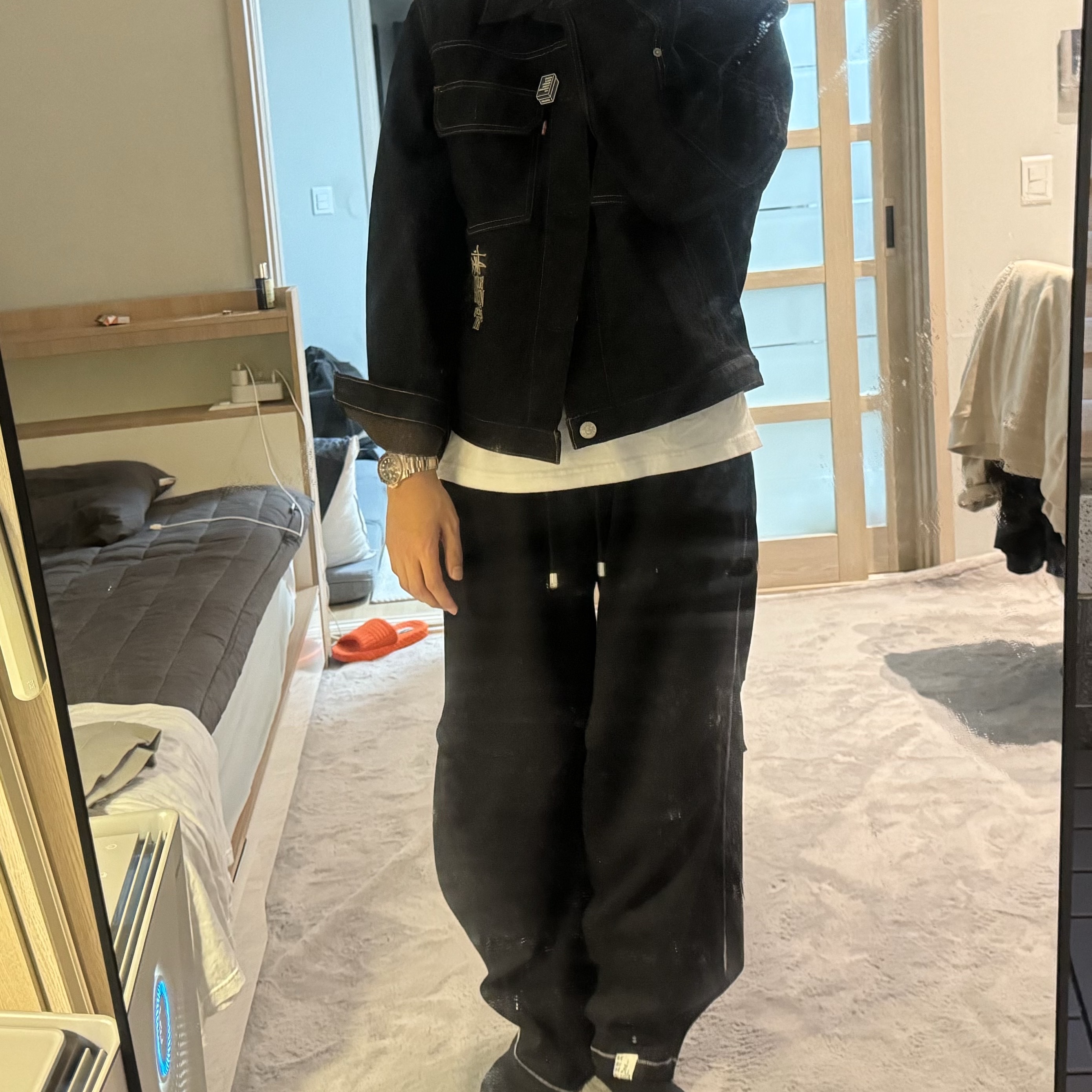 Stussy x Levi's Crispy Rinse Trucker Jacket Black 착용 스타일 - 1