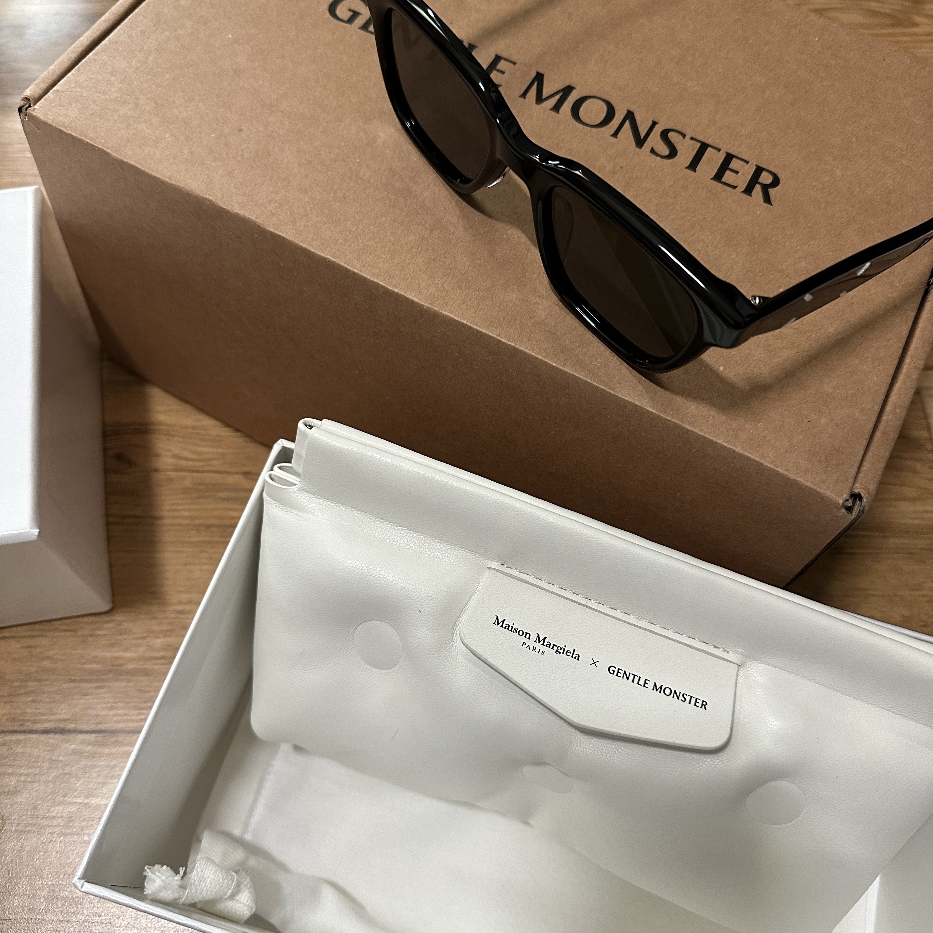 Gentle Monster x Maison Margiela MM110 Black Black 착용 스타일