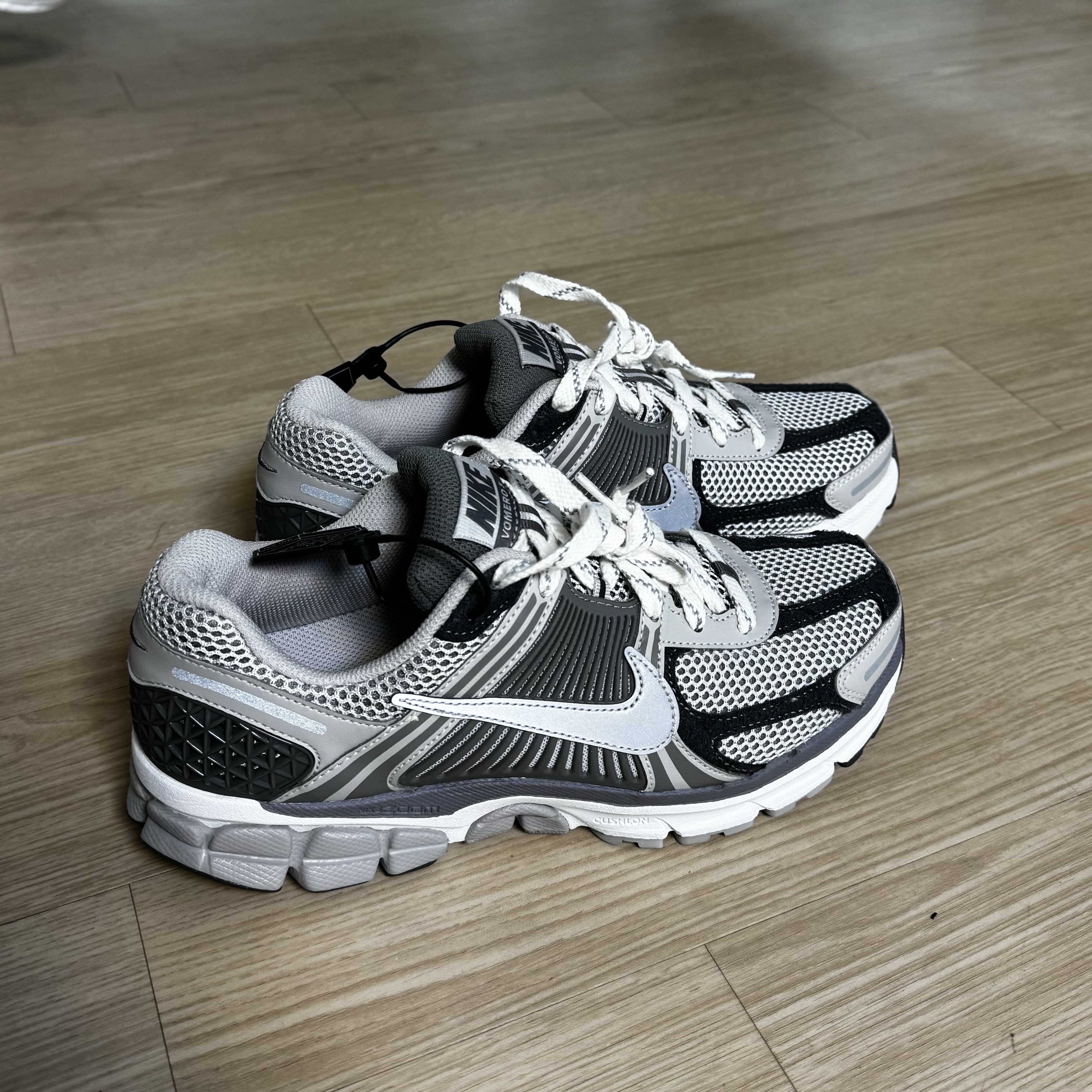 Nike Zoom Vomero 5 PRM Light Iron Ore and Flat Fewter 착용 스타일