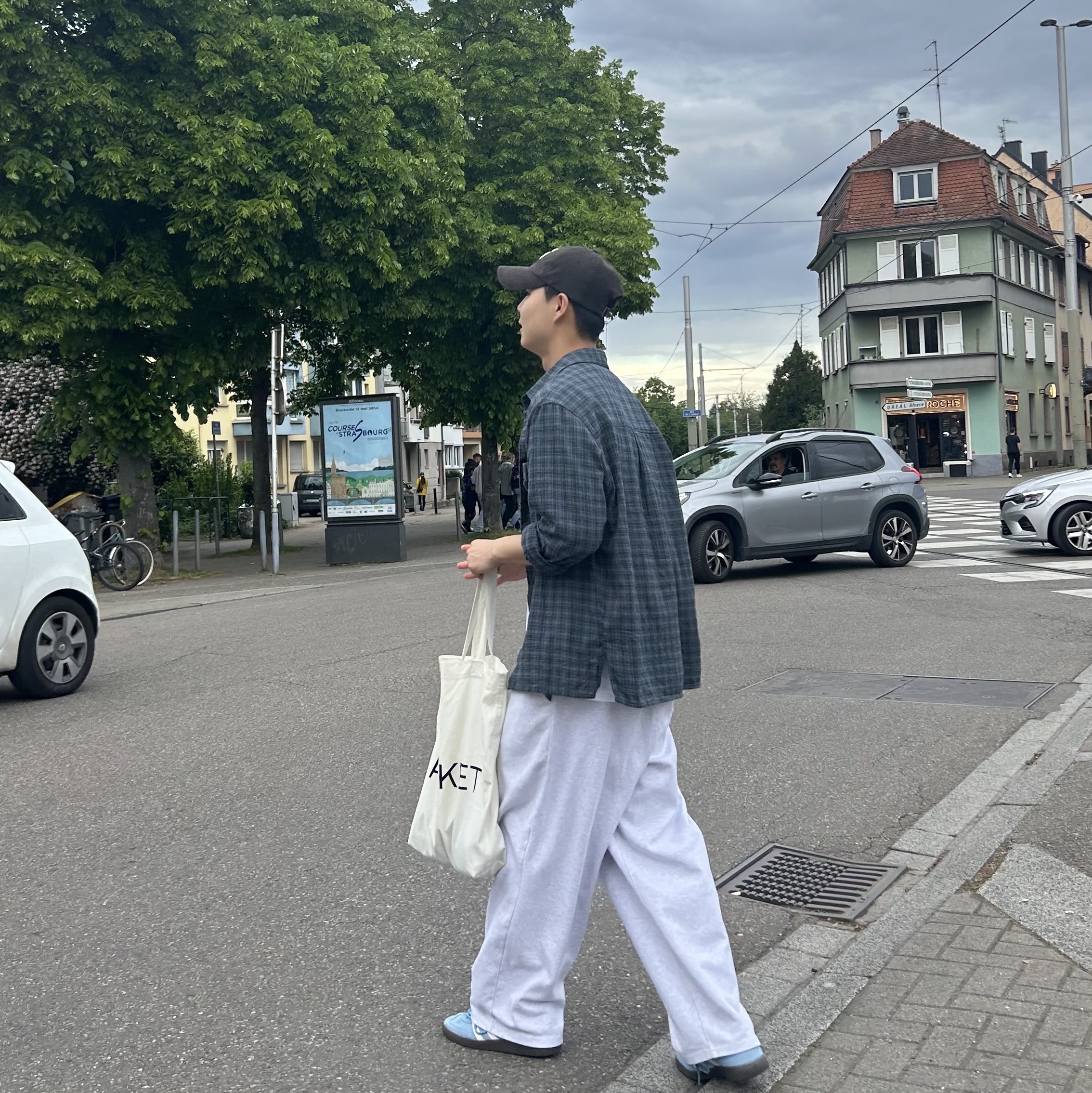 Adidas Spezial Handball Light Blue, Arket Canvas Tote Bag Off White 착용 스타일 - 1