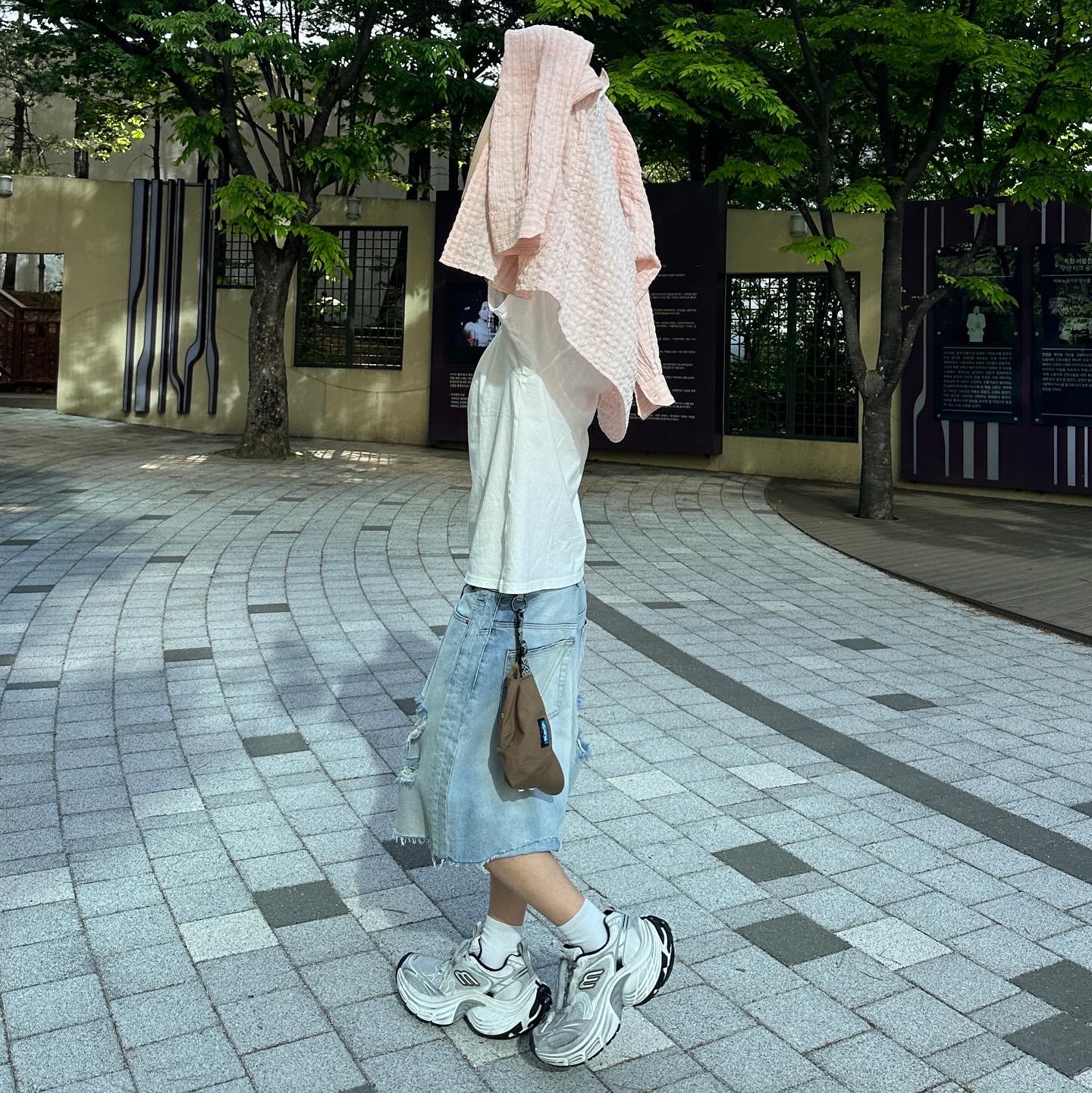 Balenciaga 10XL Sneakers White Grey Silver Black 착용 스타일 - 5