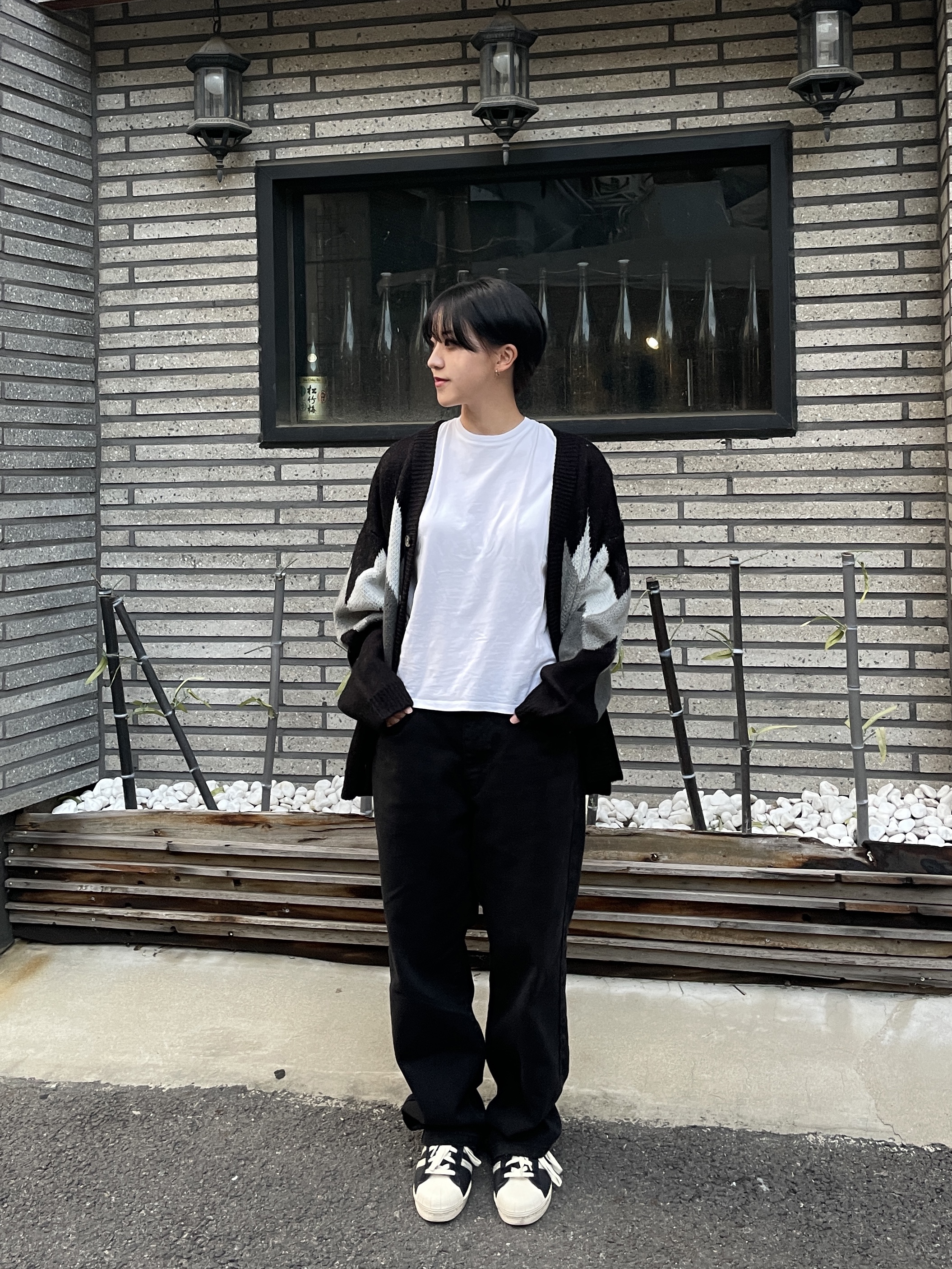 Adidas Superstar 82 Black White 착용 스타일 - 1