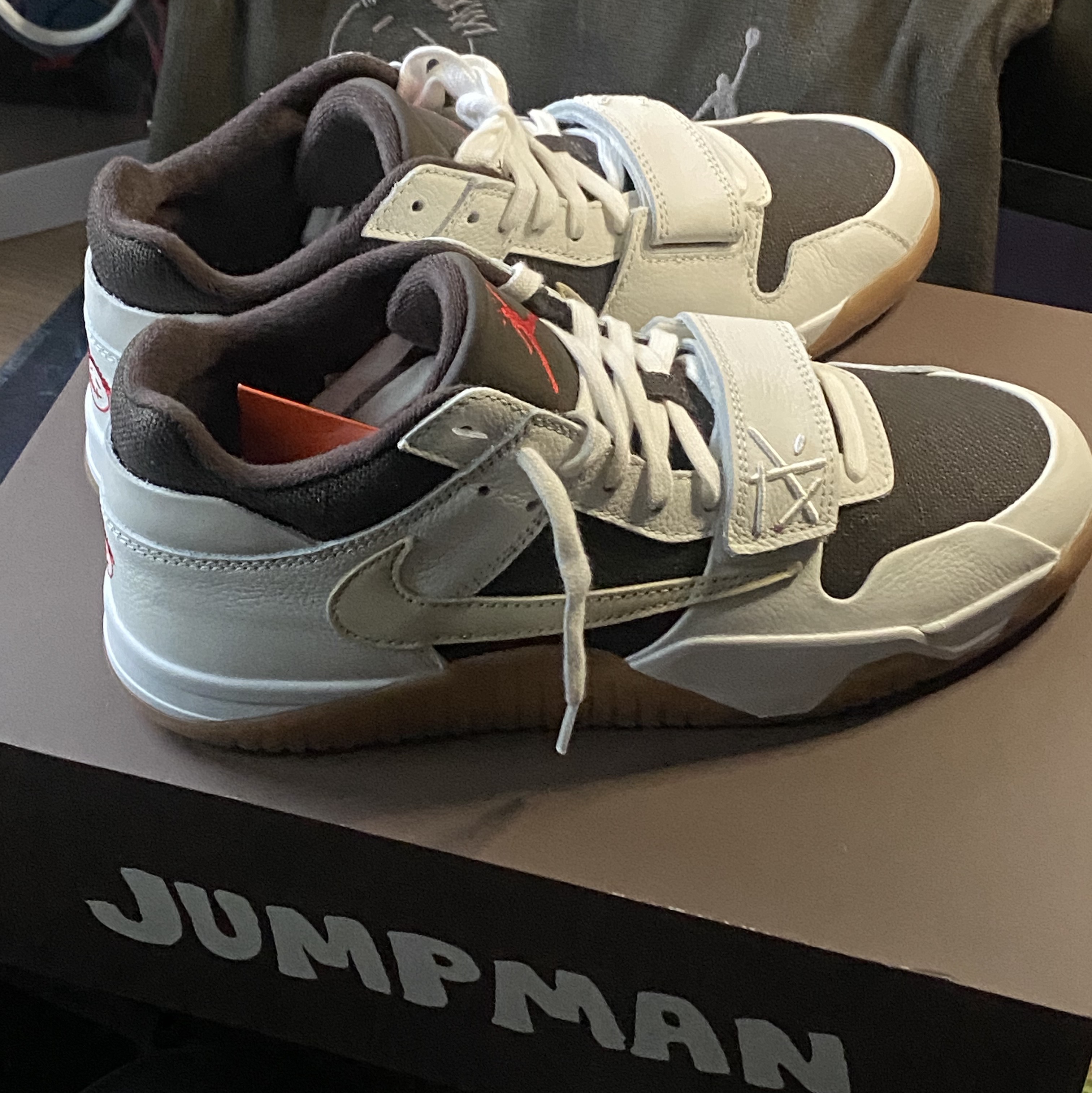 Jordan x Travis Scott Jumpman Jack TR Sail and Dark Mocha 착용 스타일 - 2