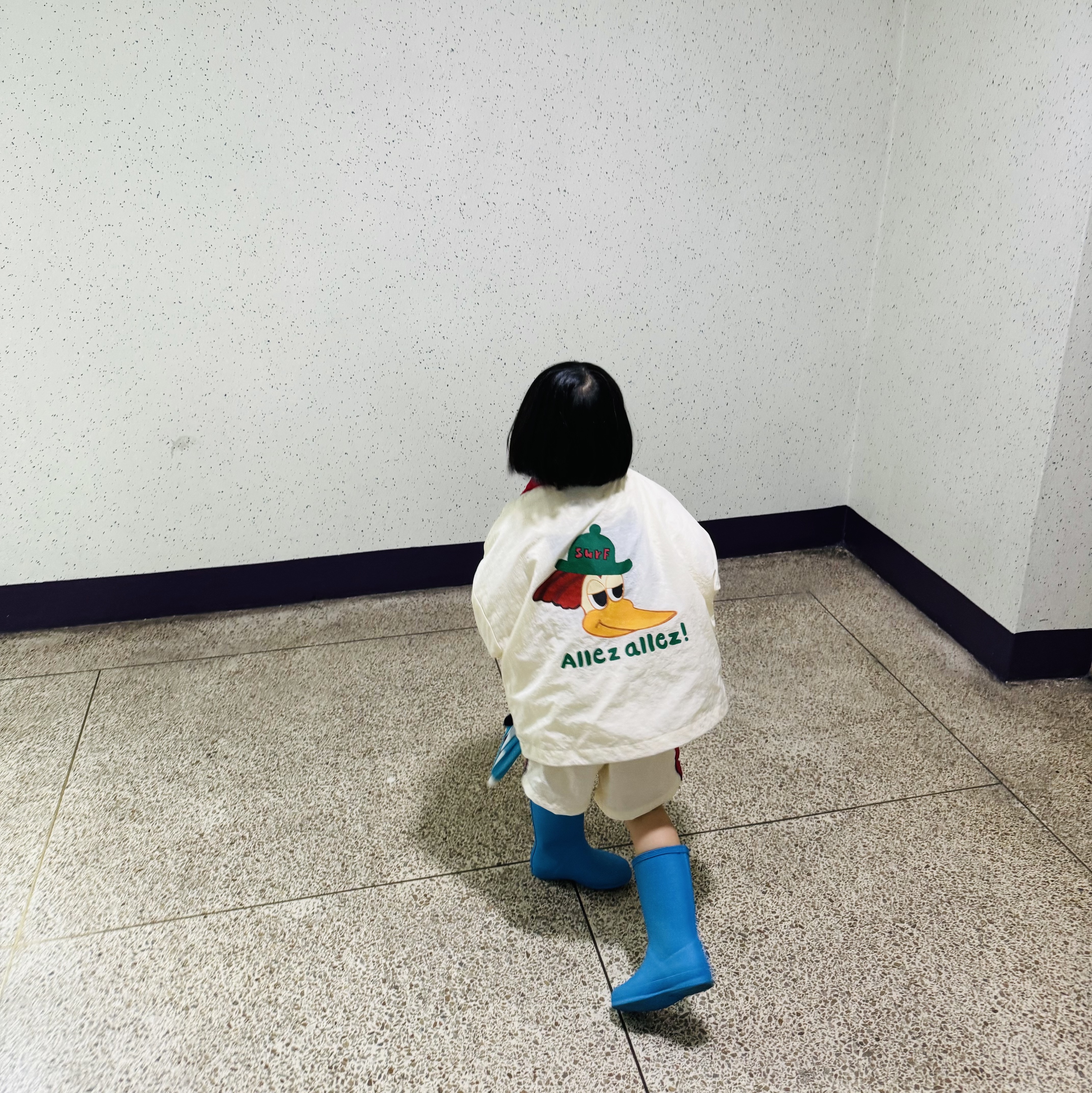 (Kids) Hunter First Gloss Rain Boots Black, (Kids) Uniqlo UT x Kaws Short Sleeve Graphic T-Shirt White 착용 스타일 - 1