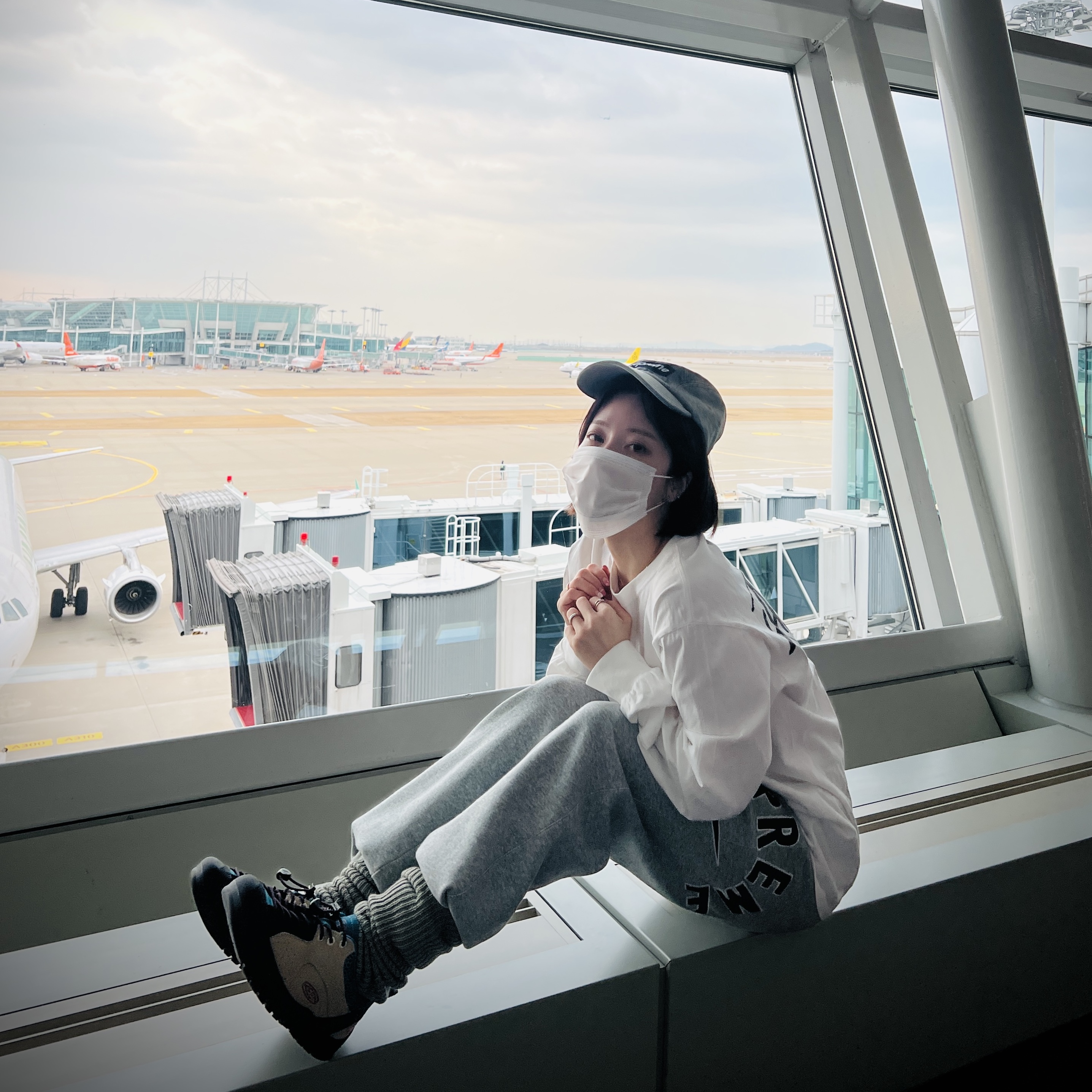 (W) Keen Jasper Rocks SP Sneakers Beige, Stussy Stock Seoul LS T-Shirt White 2023 착용 스타일 - 2