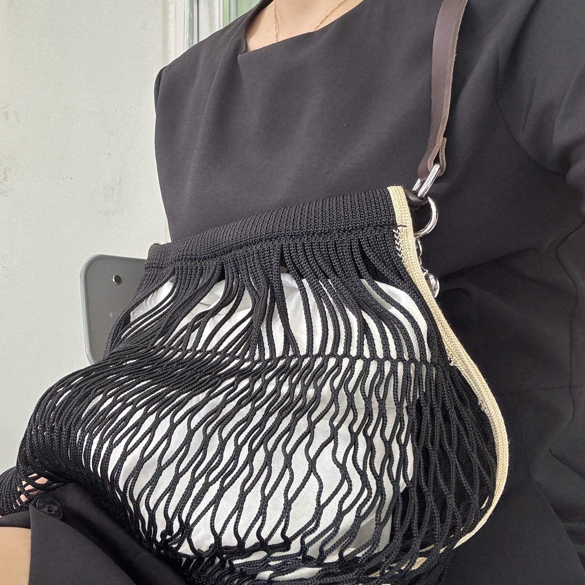 Lemaire Nylon Net Large Crossbody Filt Net Shopping Bag Black, (W) Chanel Sandals Grained Calfskin & Black 착용 스타일 - 5
