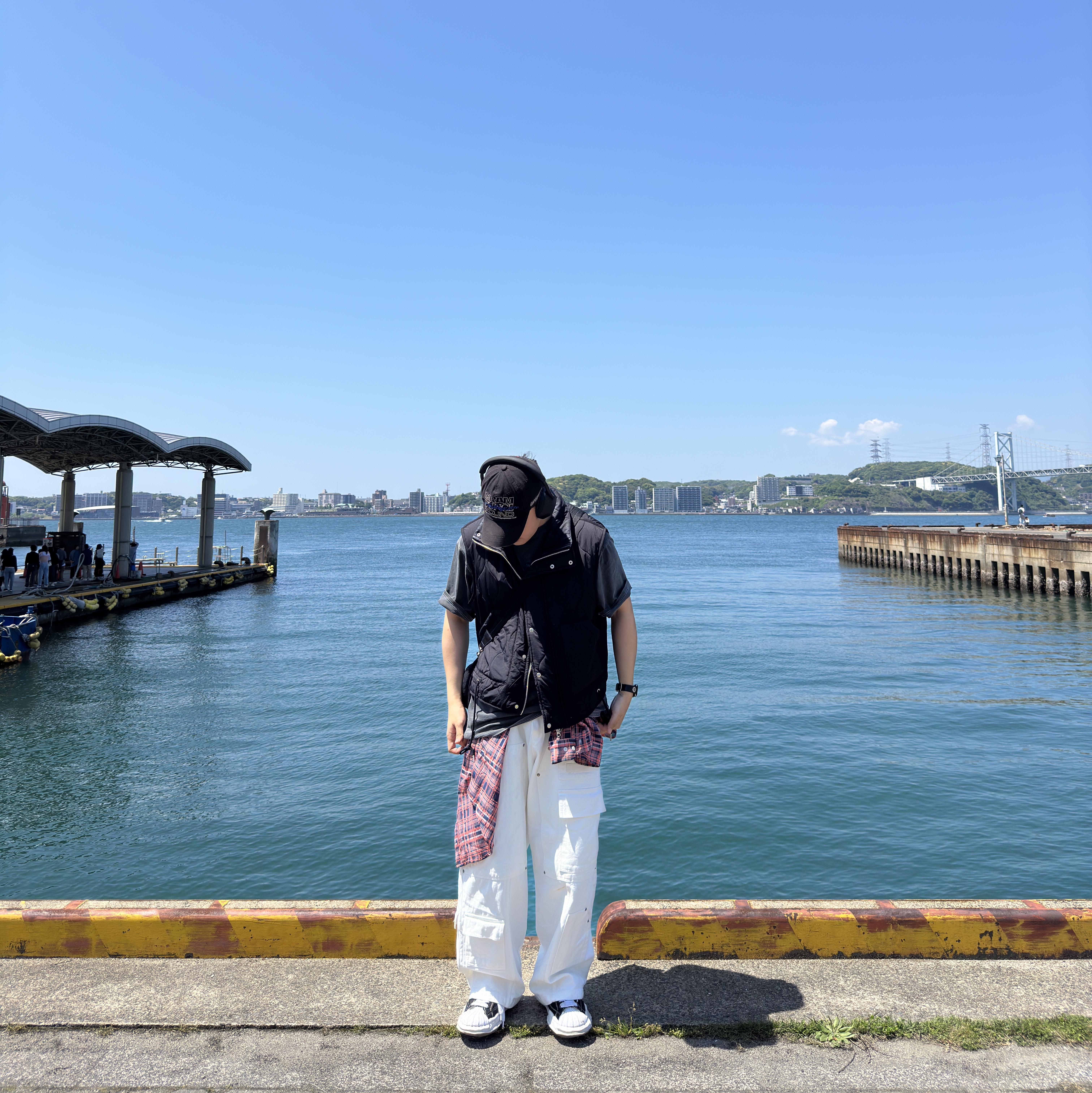 Nos Couleurs x Koin x Llud Rivet Carpenter Pants White, Maison Mihara Yasuhiro Blakey OG Sole Canvas Low-top Sneakers Black White 착용 스타일 - 3