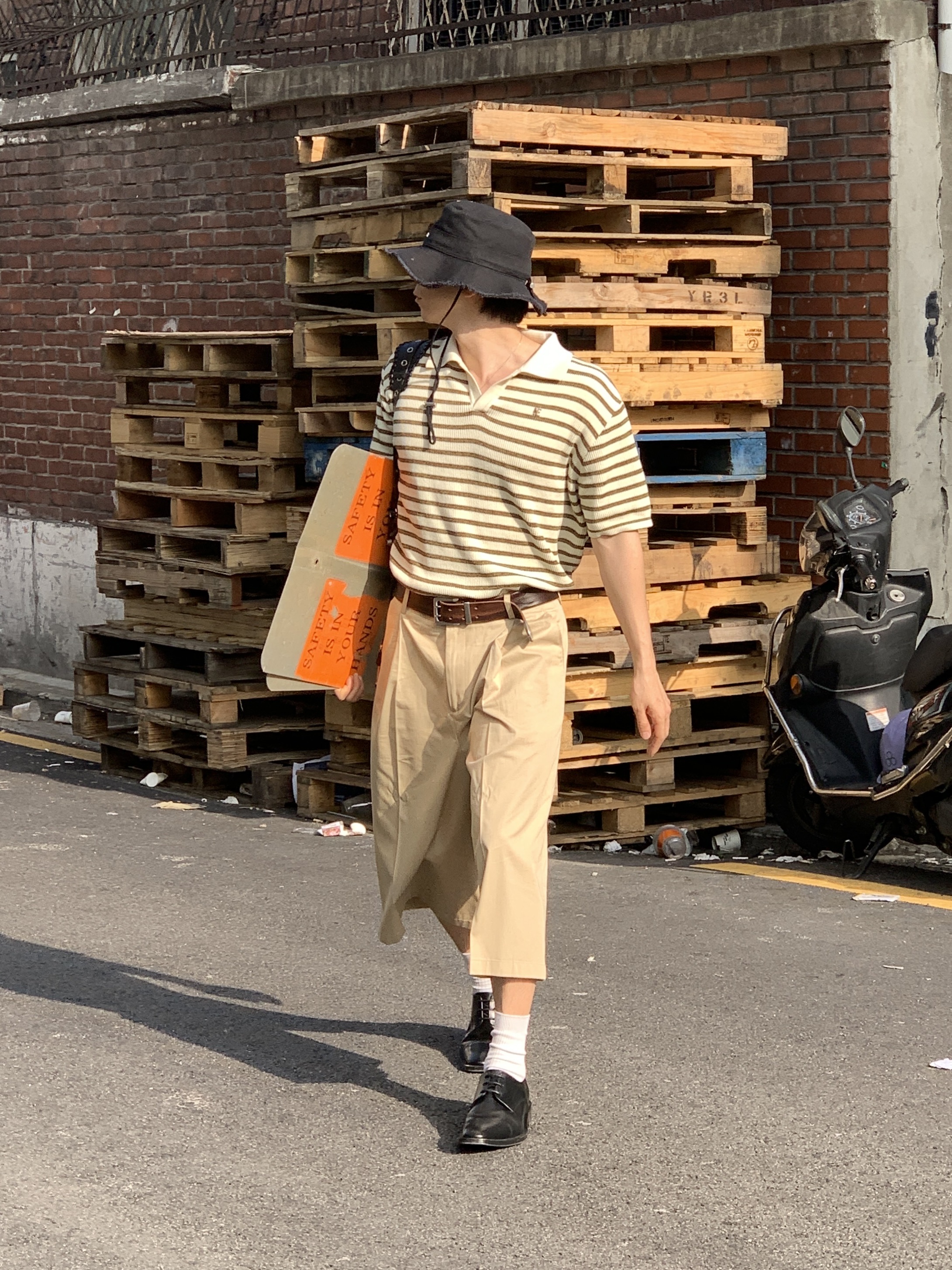 Jacquemus Le Bob Artichaut Bucket Hat Black, Our Legacy Double Tongue Belt Mahogany 착용 스타일 - 4