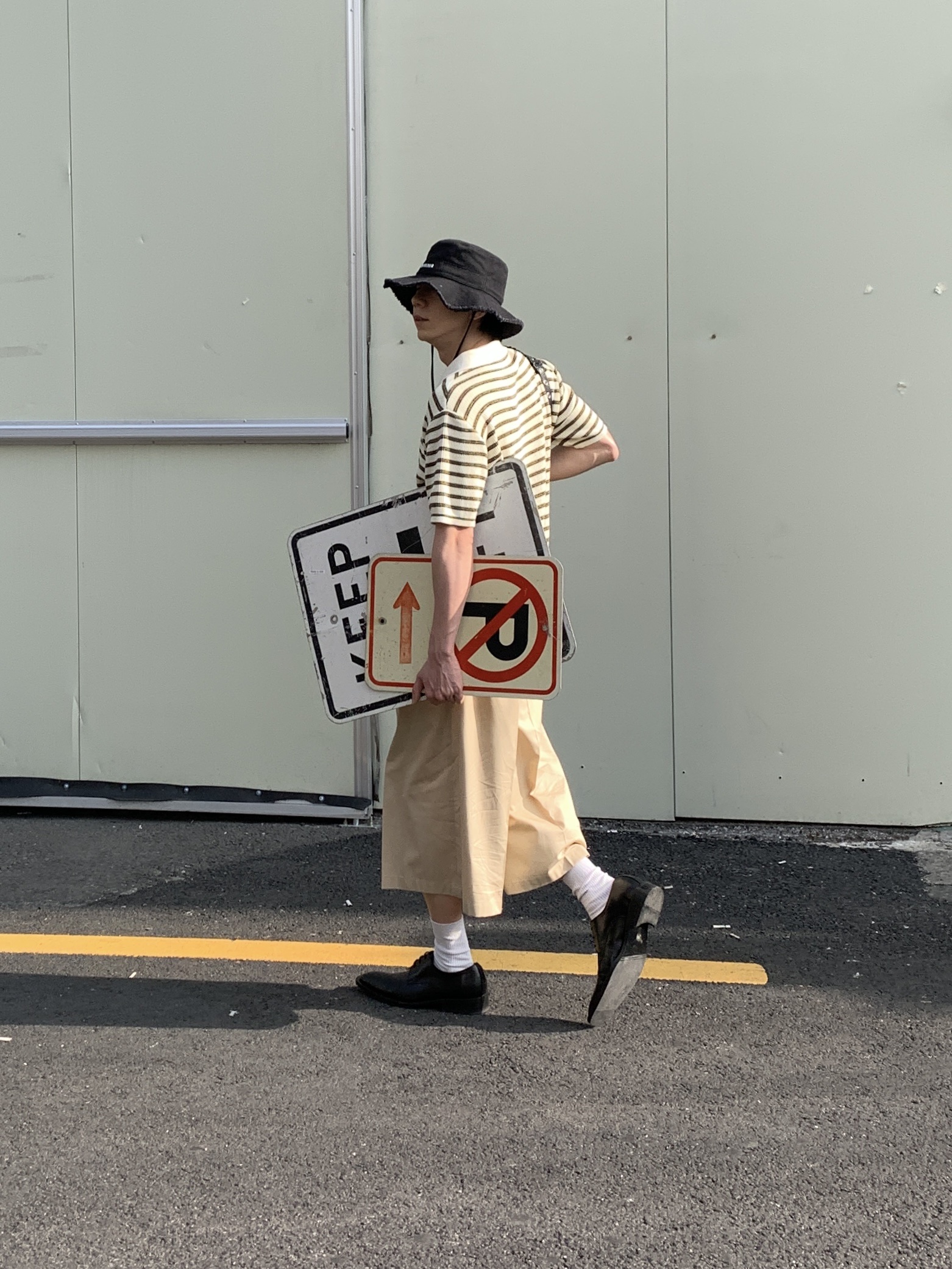 Jacquemus Le Bob Artichaut Bucket Hat Black, Our Legacy Double Tongue Belt Mahogany 착용 스타일 - 8