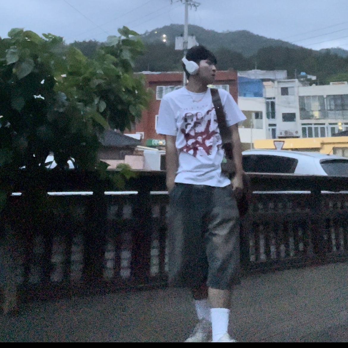 Balenciaga Defender Sneakers Beige, BOSE QC White Smoke (Korean Ver.) 착용 스타일