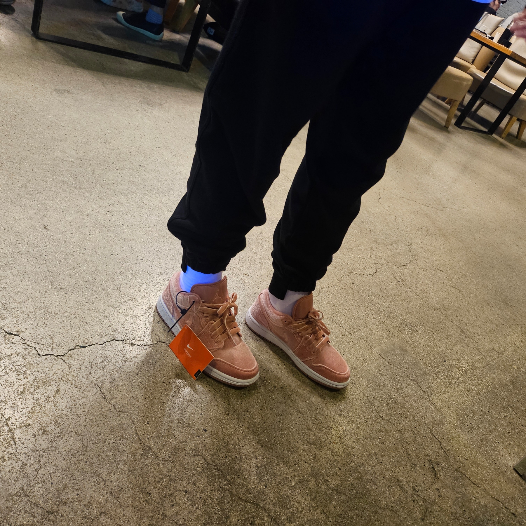 (W) Jordan 1 Low SE Pink Velvet 착용 스타일 - 1
