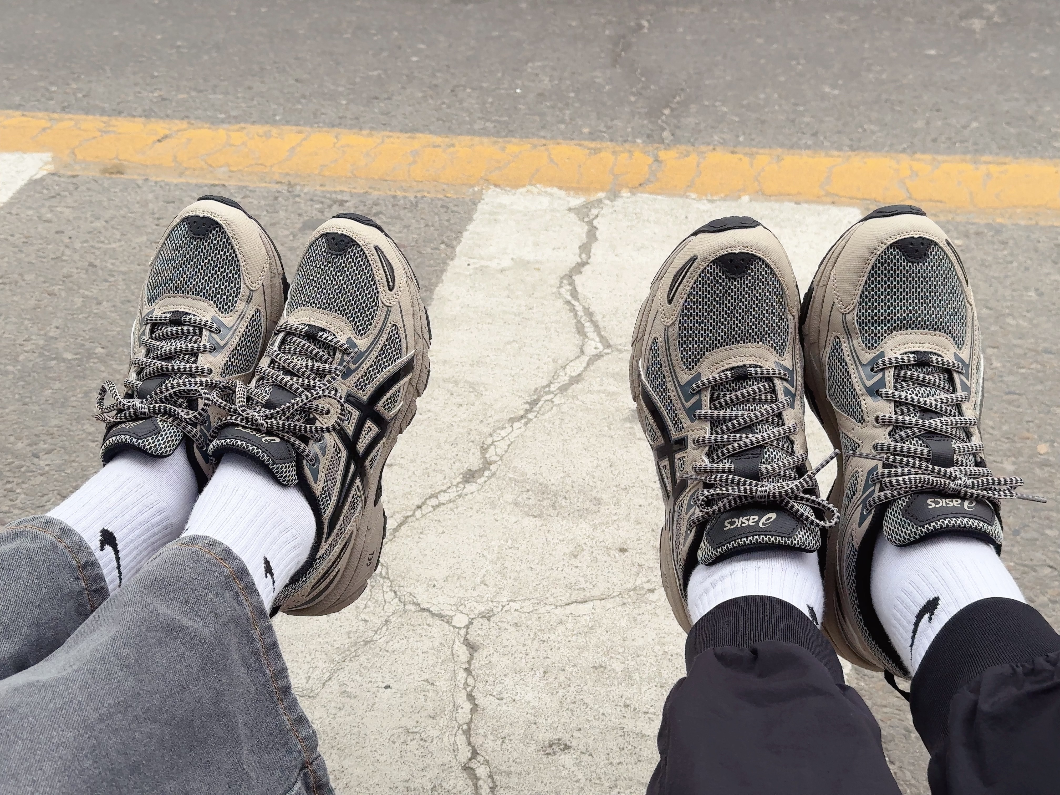 Asics Gel-Venture 6 Feather Grey Black 착용 스타일 - 3