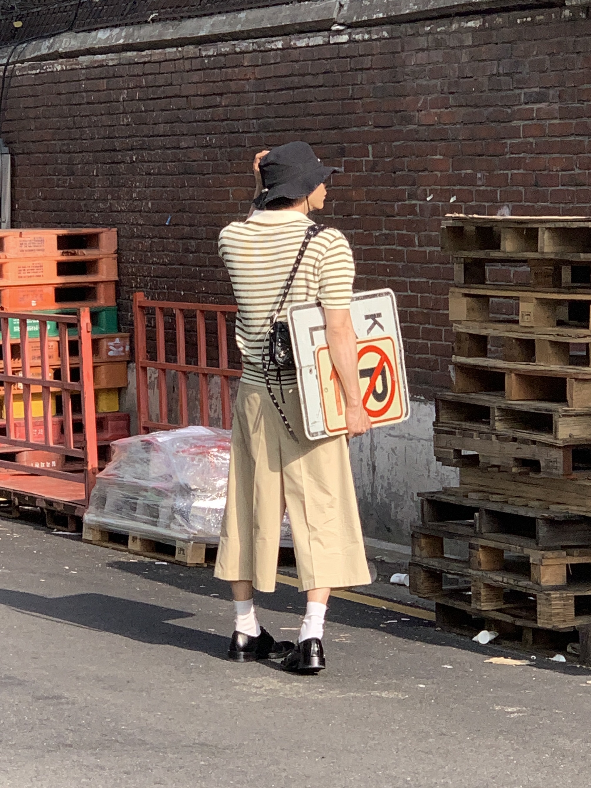 Jacquemus Le Bob Artichaut Bucket Hat Black, Our Legacy Double Tongue Belt Mahogany 착용 스타일 - 5