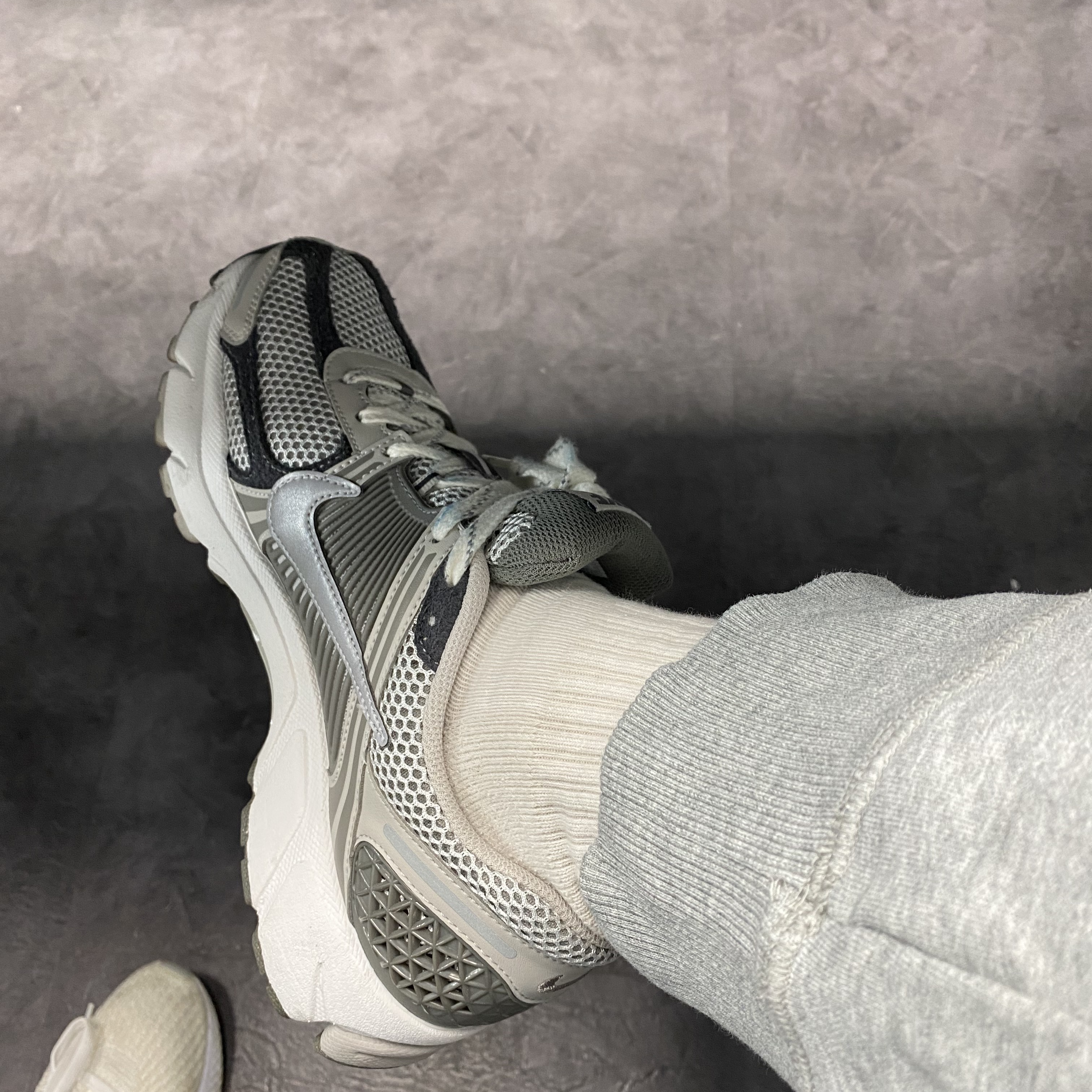 Nike Zoom Vomero 5 PRM Light Iron Ore and Flat Fewter 착용 스타일