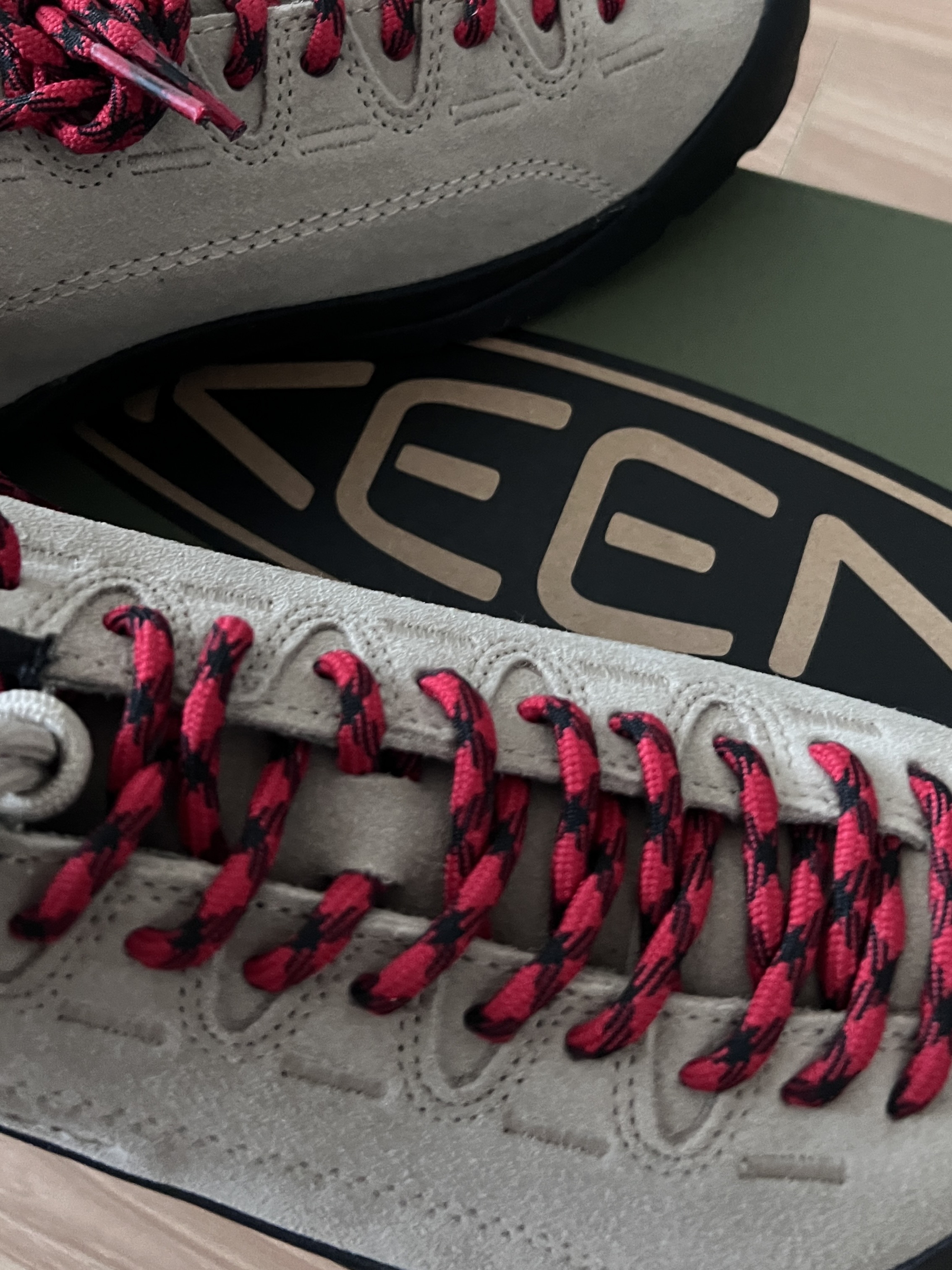 (W) Keen Jasper Suede Sneakers Silver Mink 착용 스타일 - 3