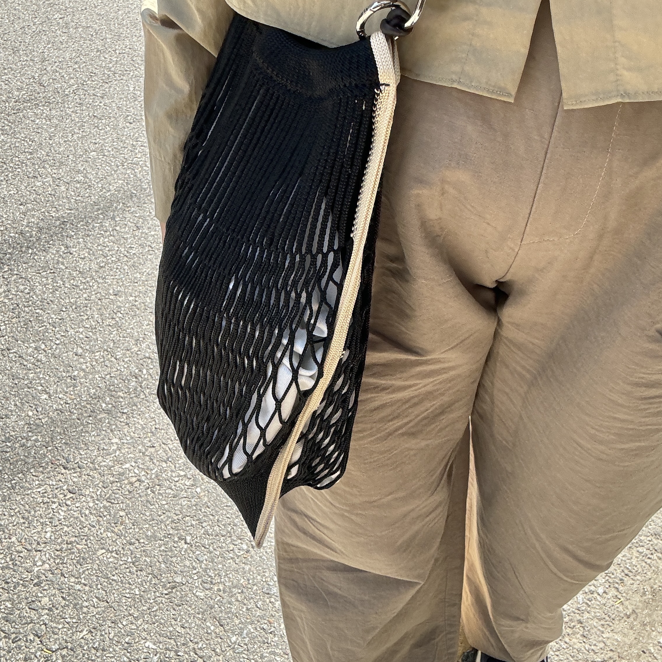 Lemaire Nylon Net Large Crossbody Filt Net Shopping Bag Black, (W) Chanel Sandals Grained Calfskin & Black 착용 스타일 - 4
