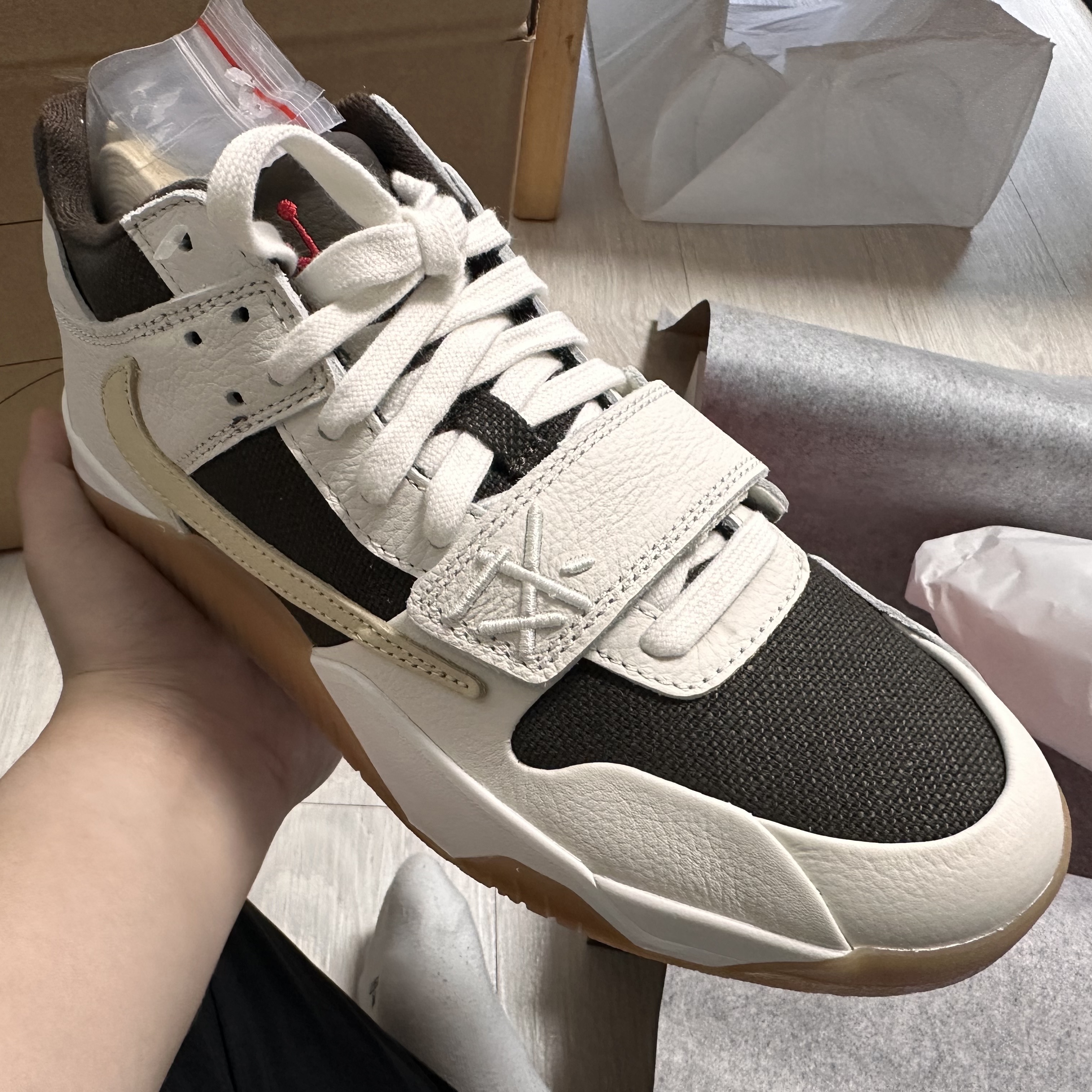 Jordan x Travis Scott Jumpman Jack TR Sail and Dark Mocha 착용 스타일 - 2