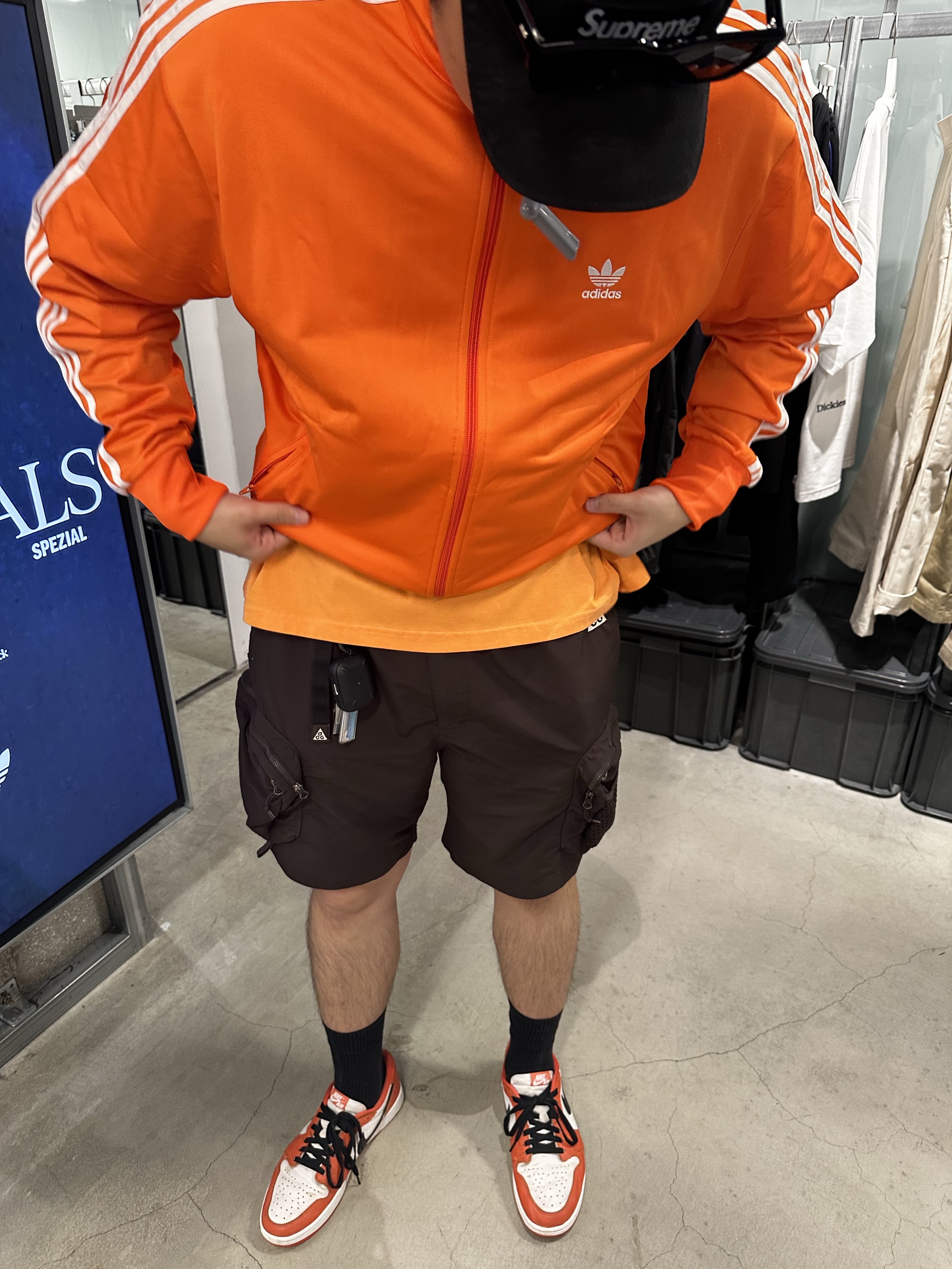 Nike ACG Snowgrass Cargo Shorts Velvet Brown - Asia, Nike ACG LBR T-Shirt Bright Mandarin - Asia 착용 스타일