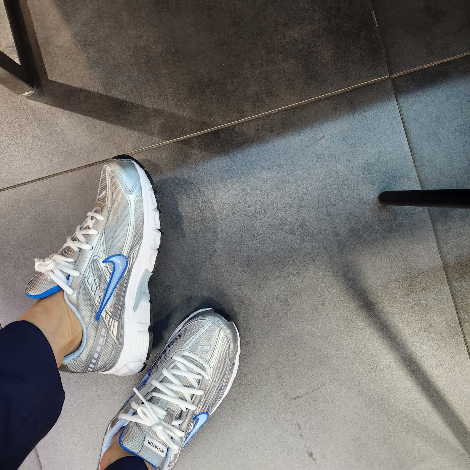 (W) Nike Initiator Metallic Silver Ice Blue 착용 스타일