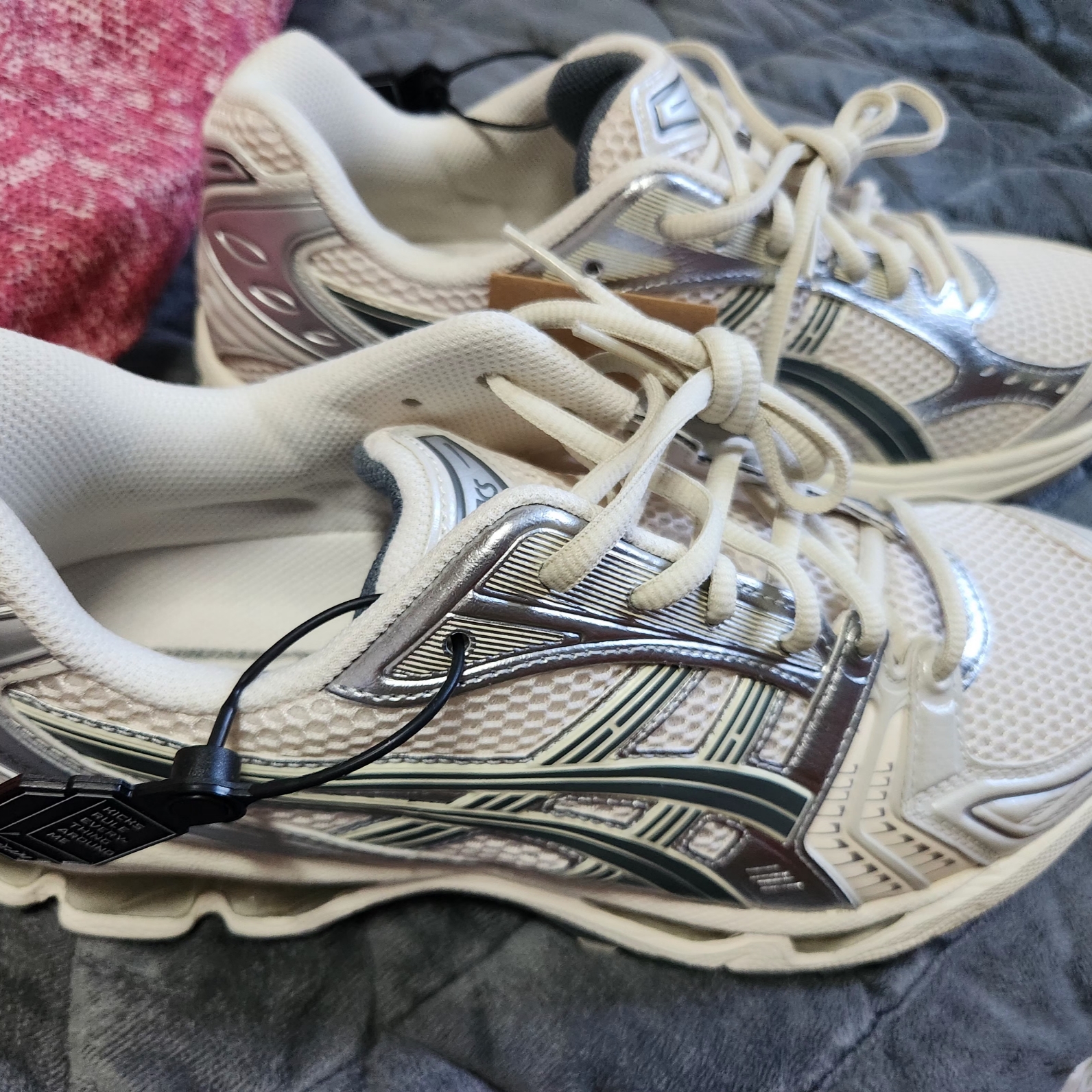 Asics Gel-Kayano 14 Birch Dark Pewter 착용 스타일