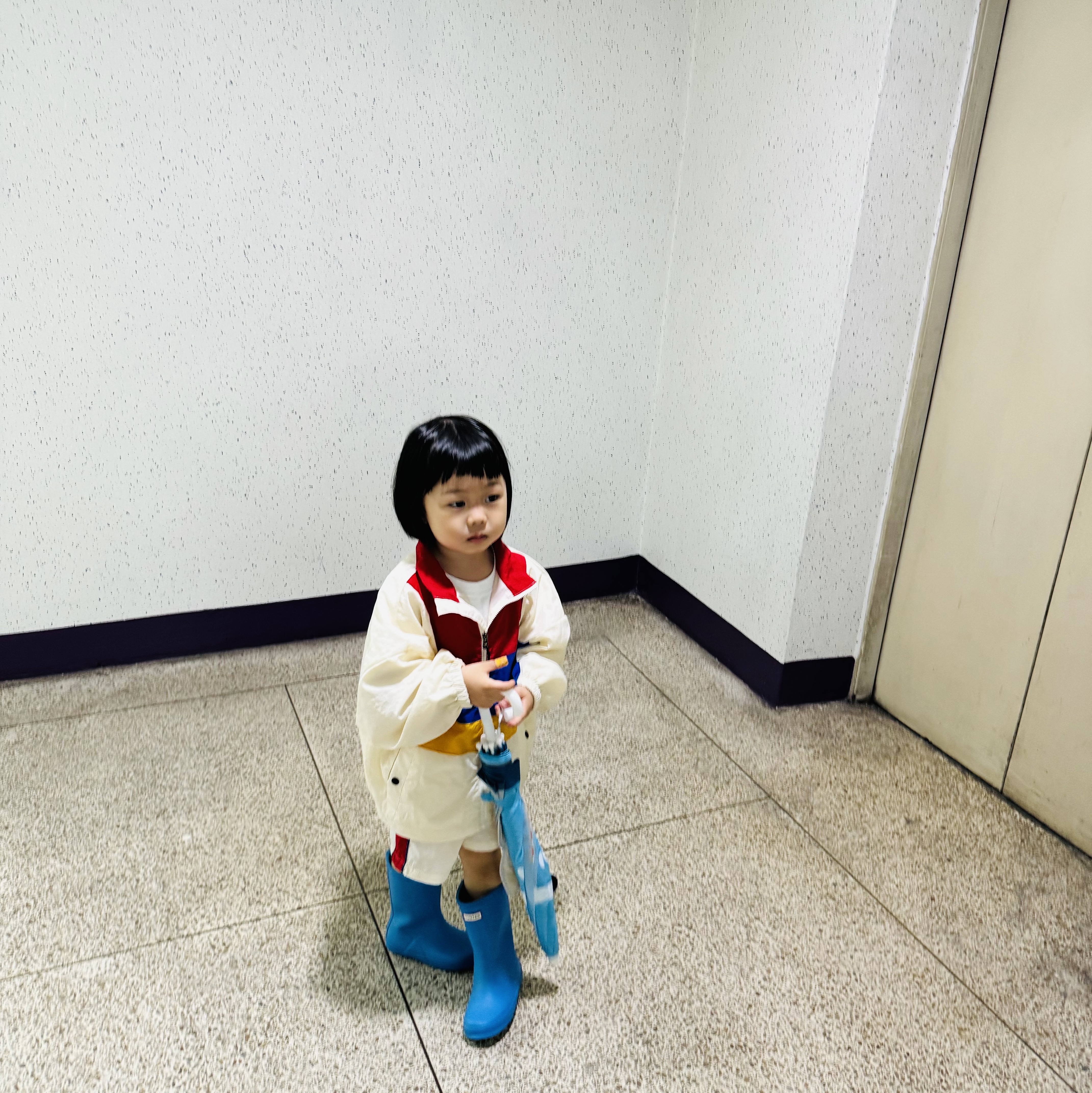(Kids) Hunter First Gloss Rain Boots Black, (Kids) Uniqlo UT x Kaws Short Sleeve Graphic T-Shirt White 착용 스타일 - 2