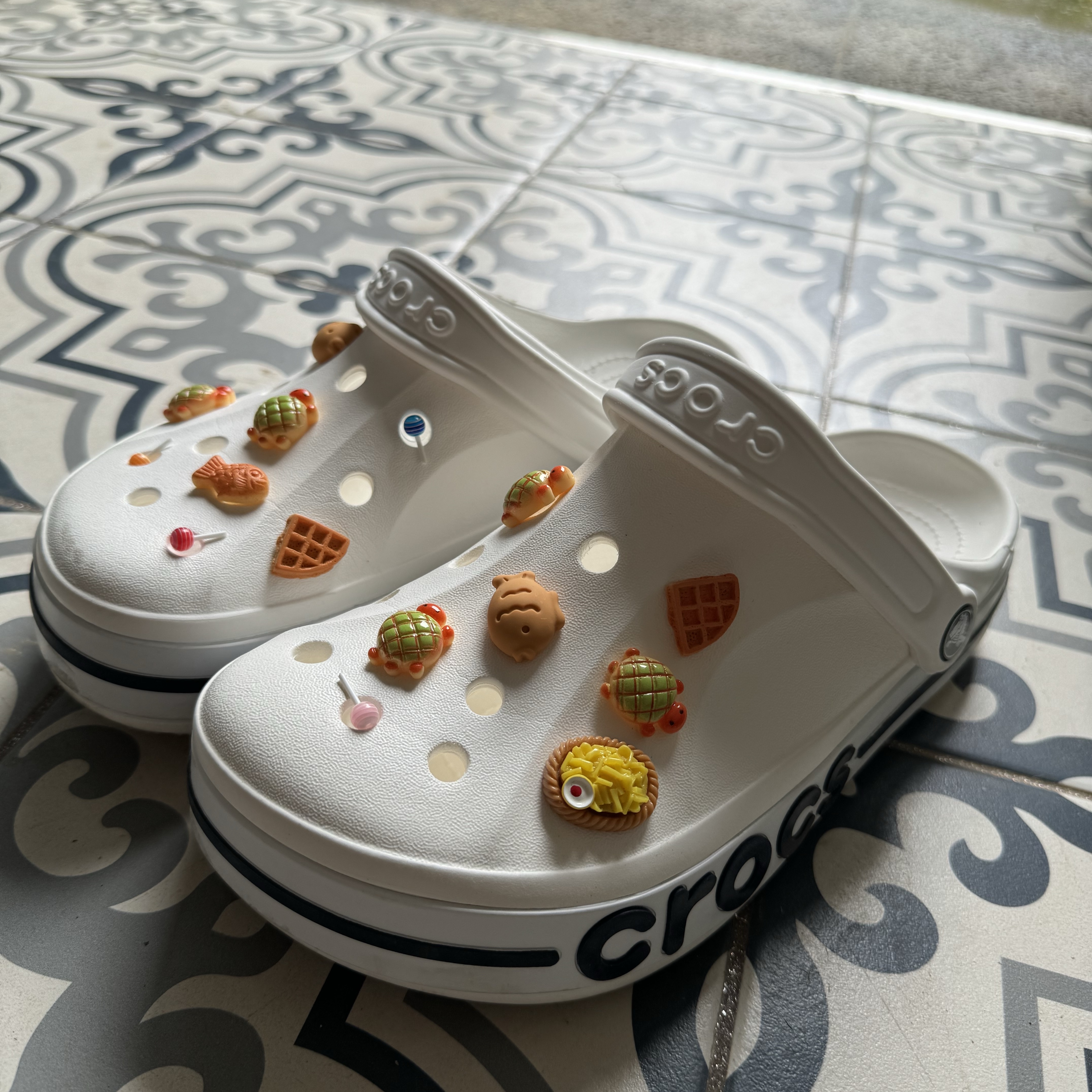 Crocs Bayaband Clog White Navy 착용 스타일