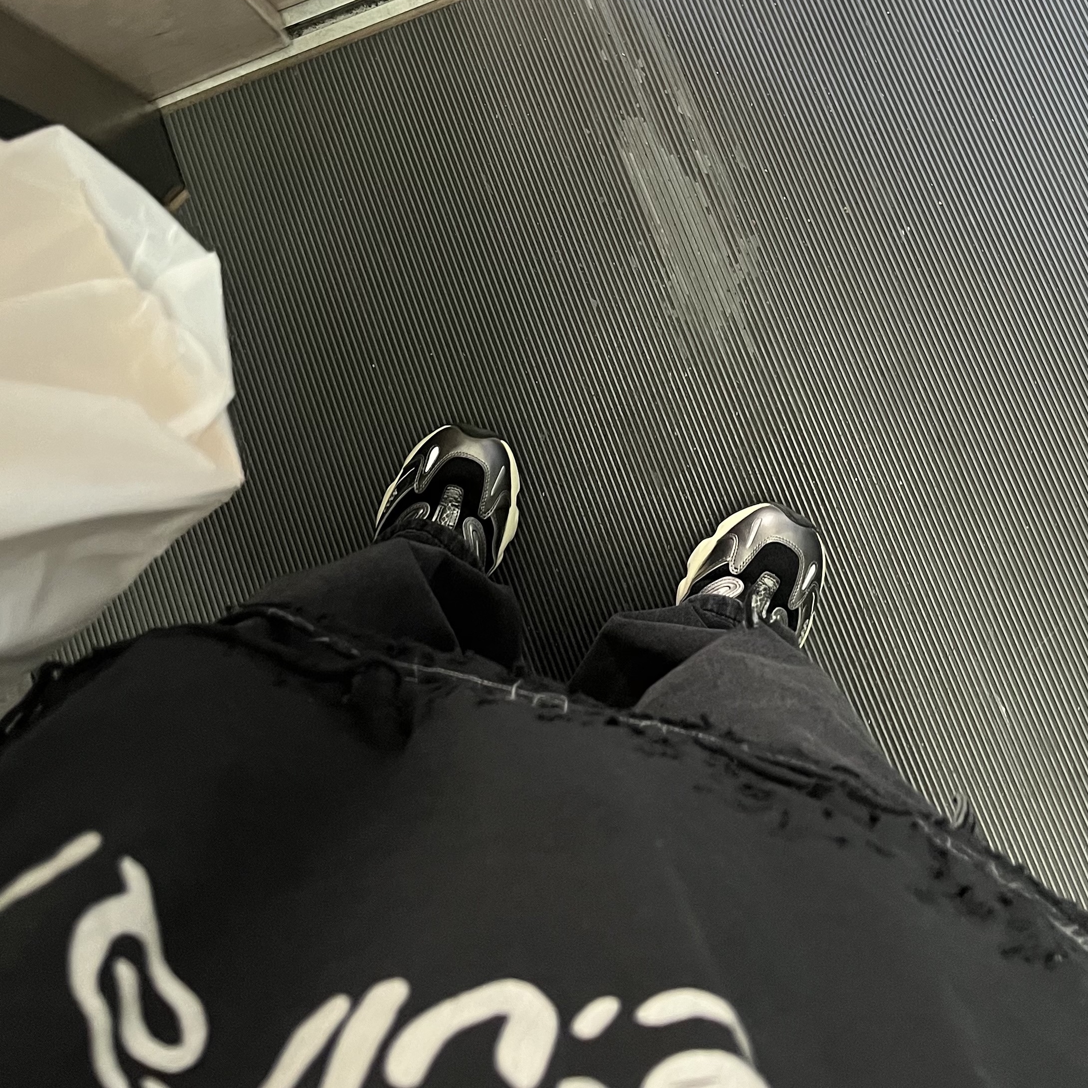 New Balance 1000 Silver Metallic Black 착용 스타일