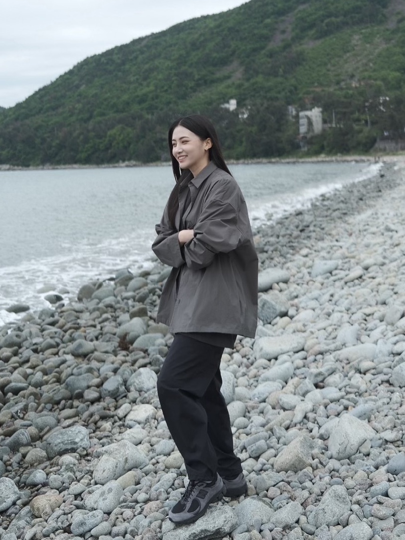 New Balance x JJJJound 2002R Gore-Tex Charcoal 착용 스타일 - 2