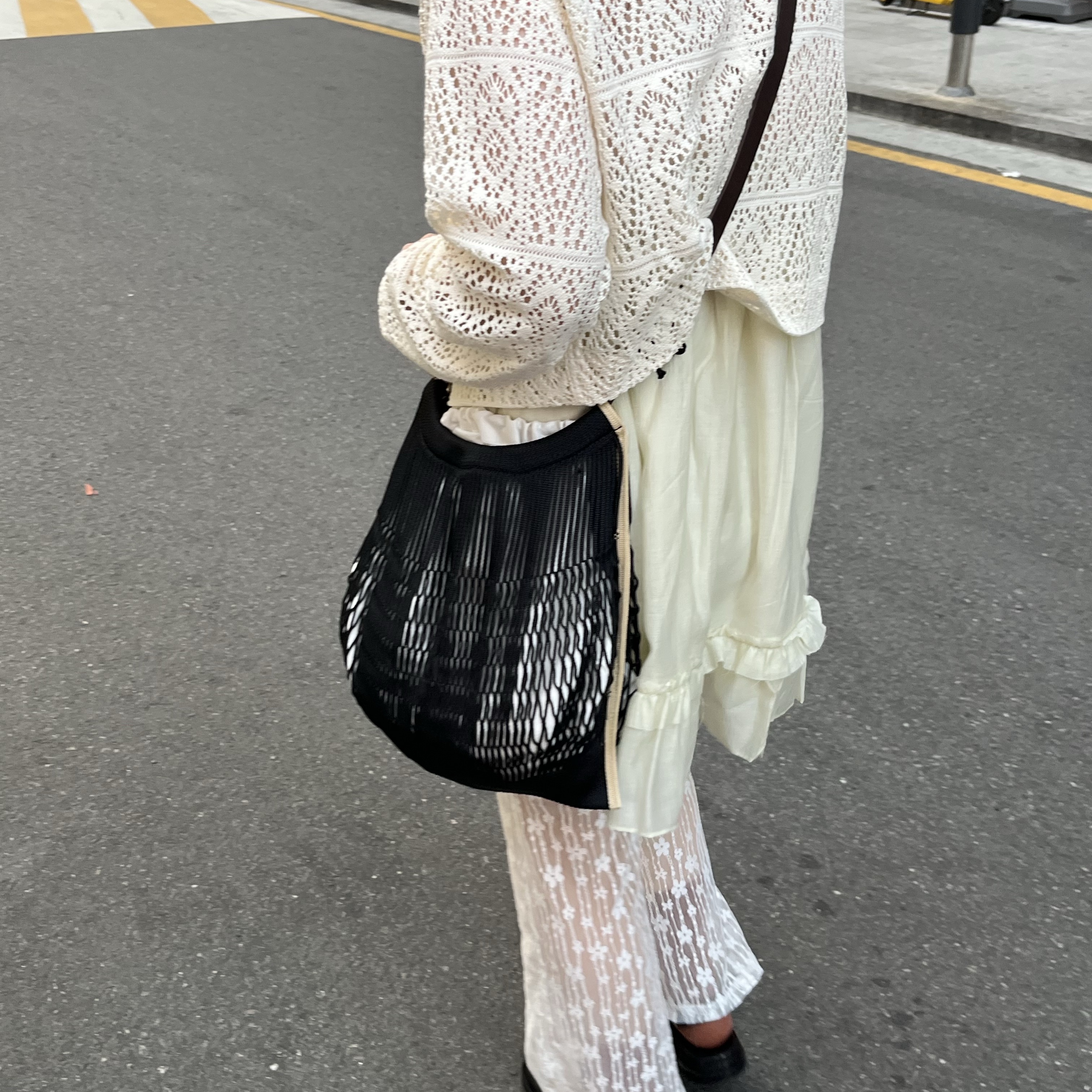 Lemaire Nylon Net Large Crossbody Filt Net Shopping Bag Black, (W) Chanel Sandals Grained Calfskin & Black 착용 스타일 - 1