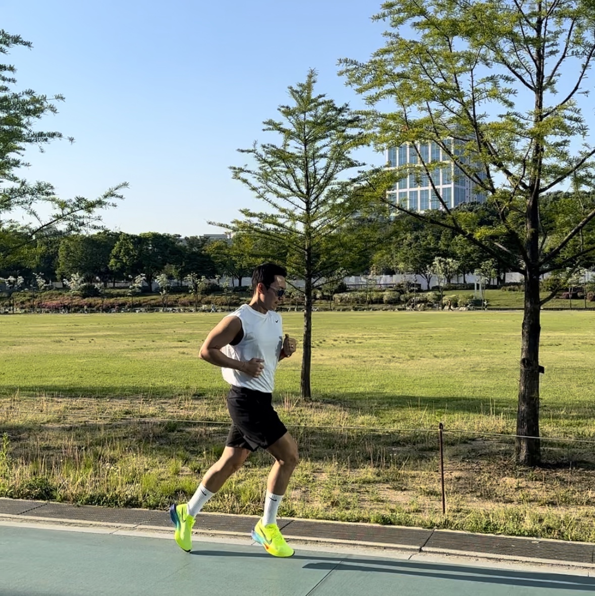 Nike ZoomX Vaporfly Next% 3 Volt Scream Green 착용 스타일 - 1