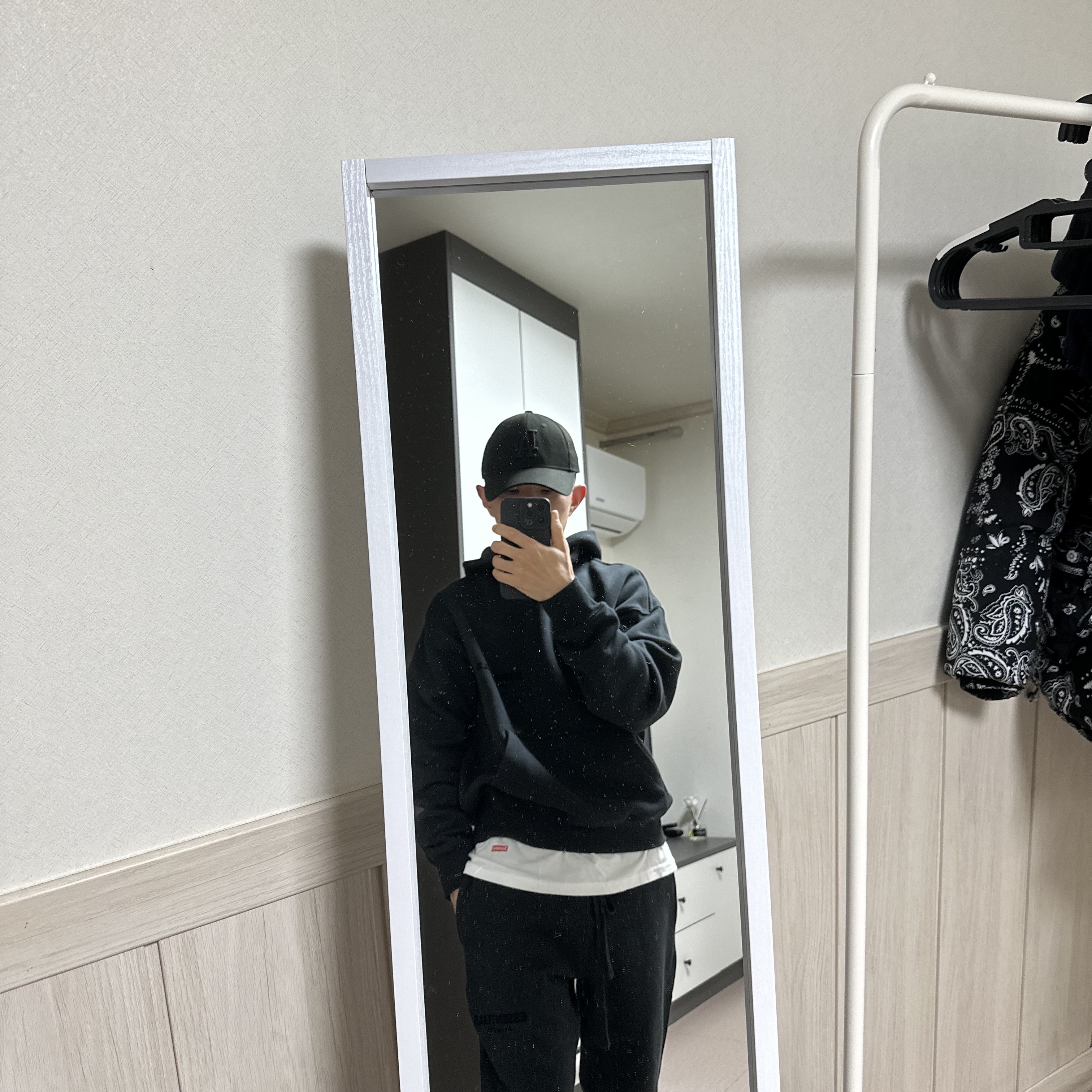 Supreme Hanes Tagless T-Shirt White (3 Pack), Essentials The Core Collection Hoodie Stretch Limo 착용 스타일